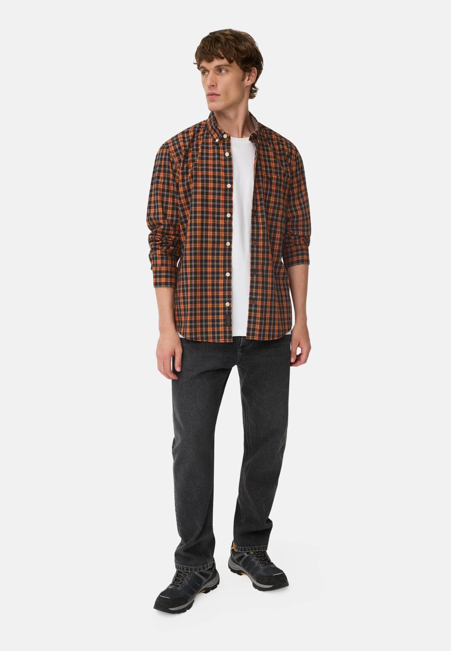 Herren Langarm Shirt aus reiner Baumwolle mit Button-Down-Kragen Zimt getragen vorne Ganzkörper