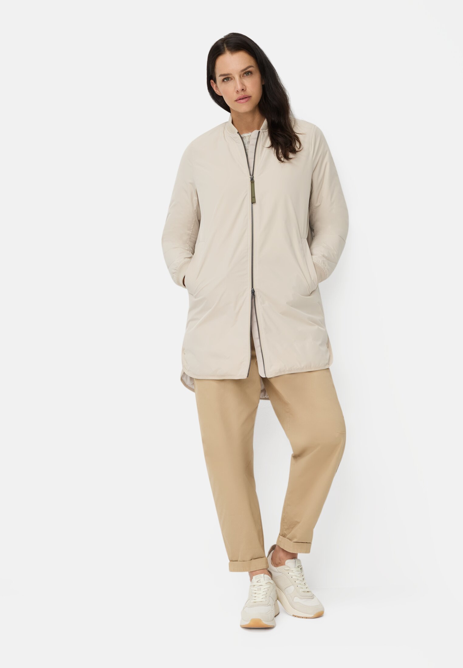 Women Water-repellent coat with adjustable hood and stand-up collar Oak worn front full body