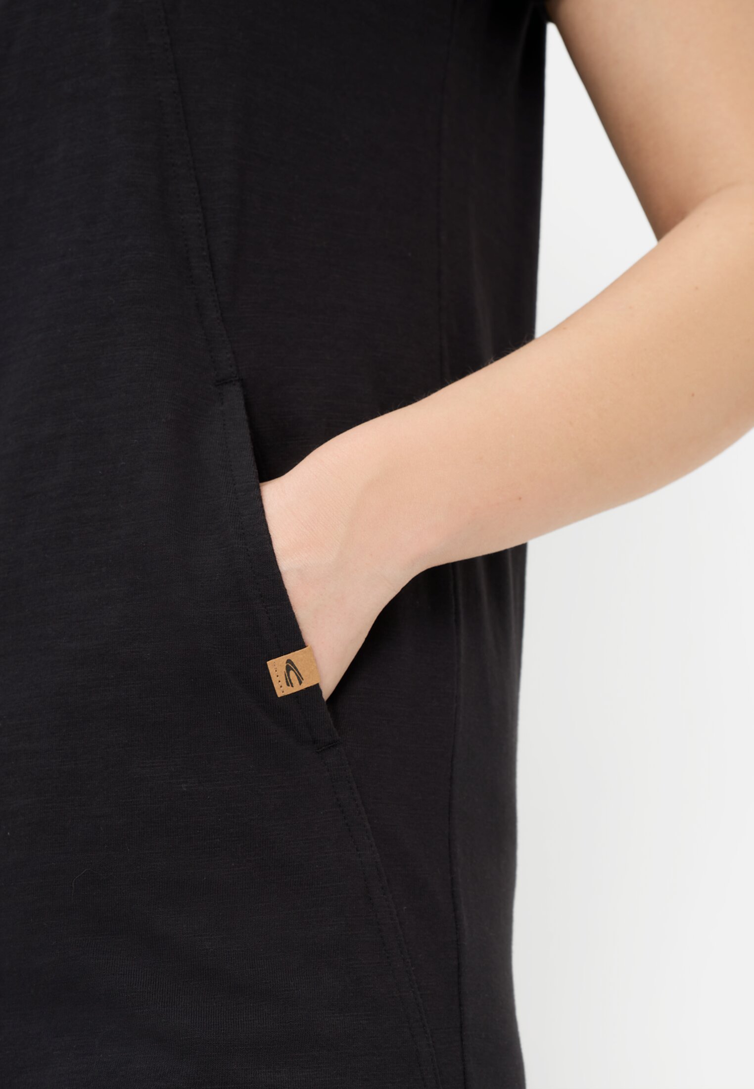 Damen Kleid aus reiner Baumwolle Kaviar getragen detailliert nah