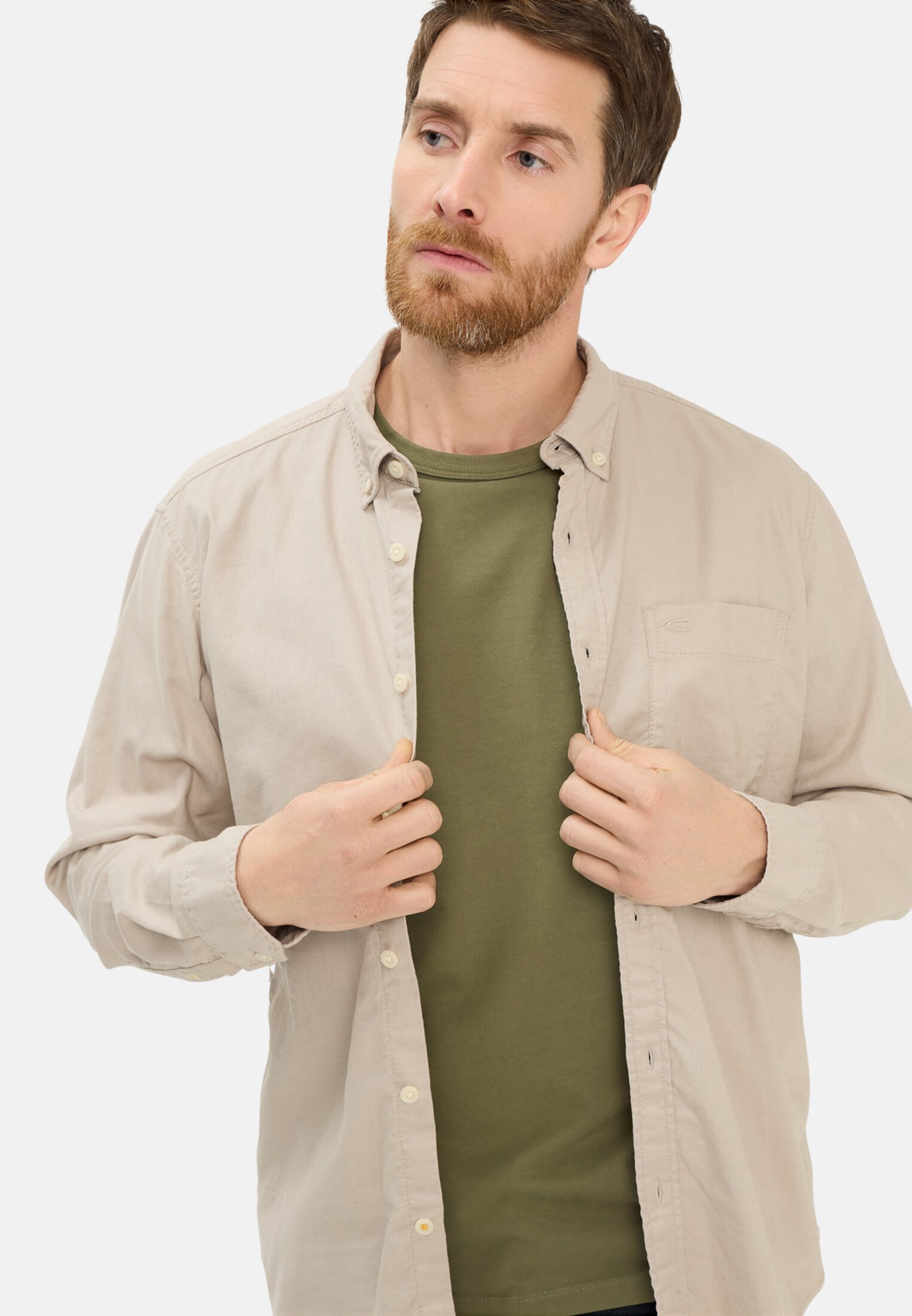 Heren T-shirt met print op de rug Olijfgroen gedragen emotional