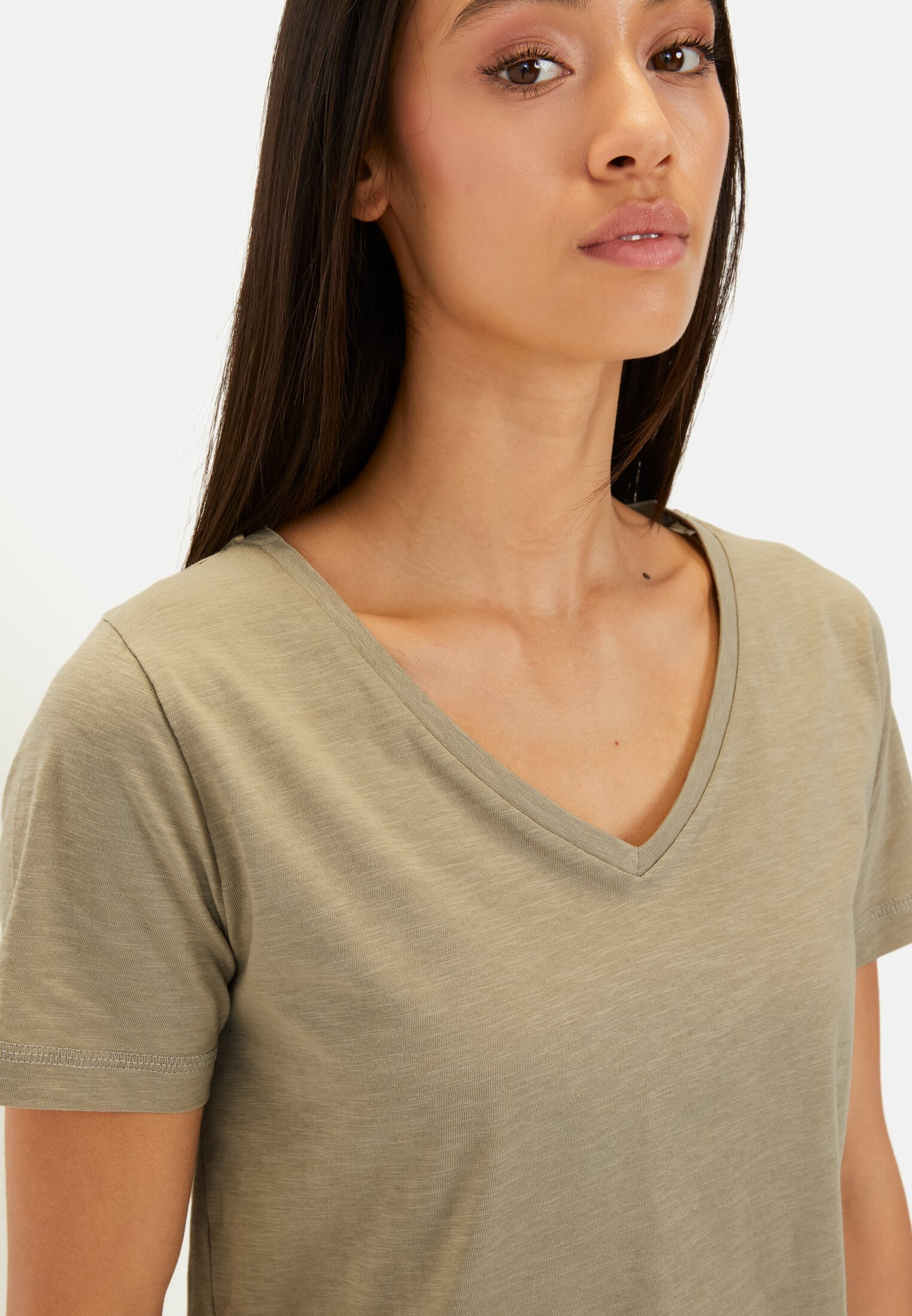 Damen T-Shirt mit V-Ausschnitt aus reiner Baumwolle Grün getragen detailliert nah