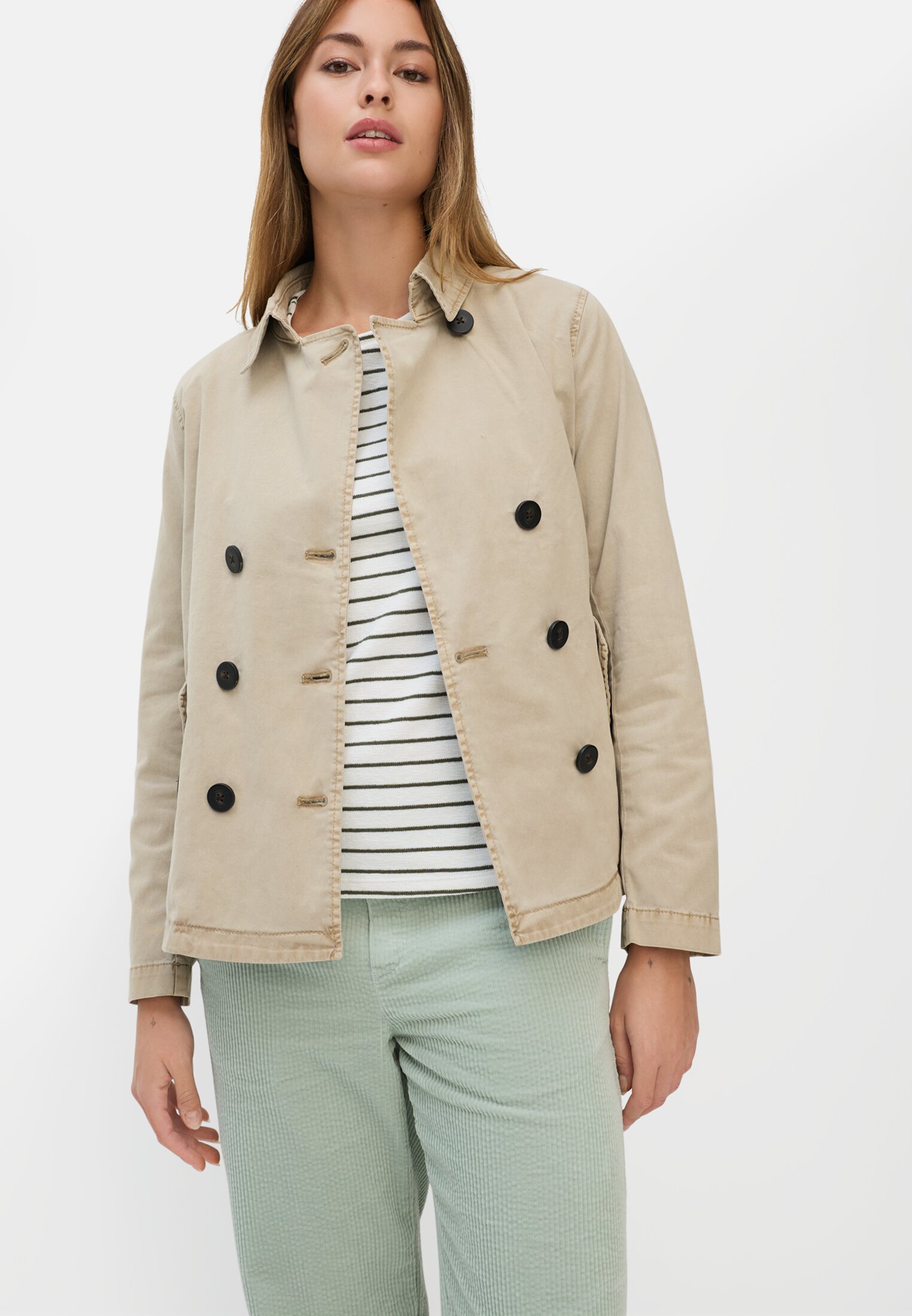 Damen Blazer mit Pattentaschen Beige getragen emotional