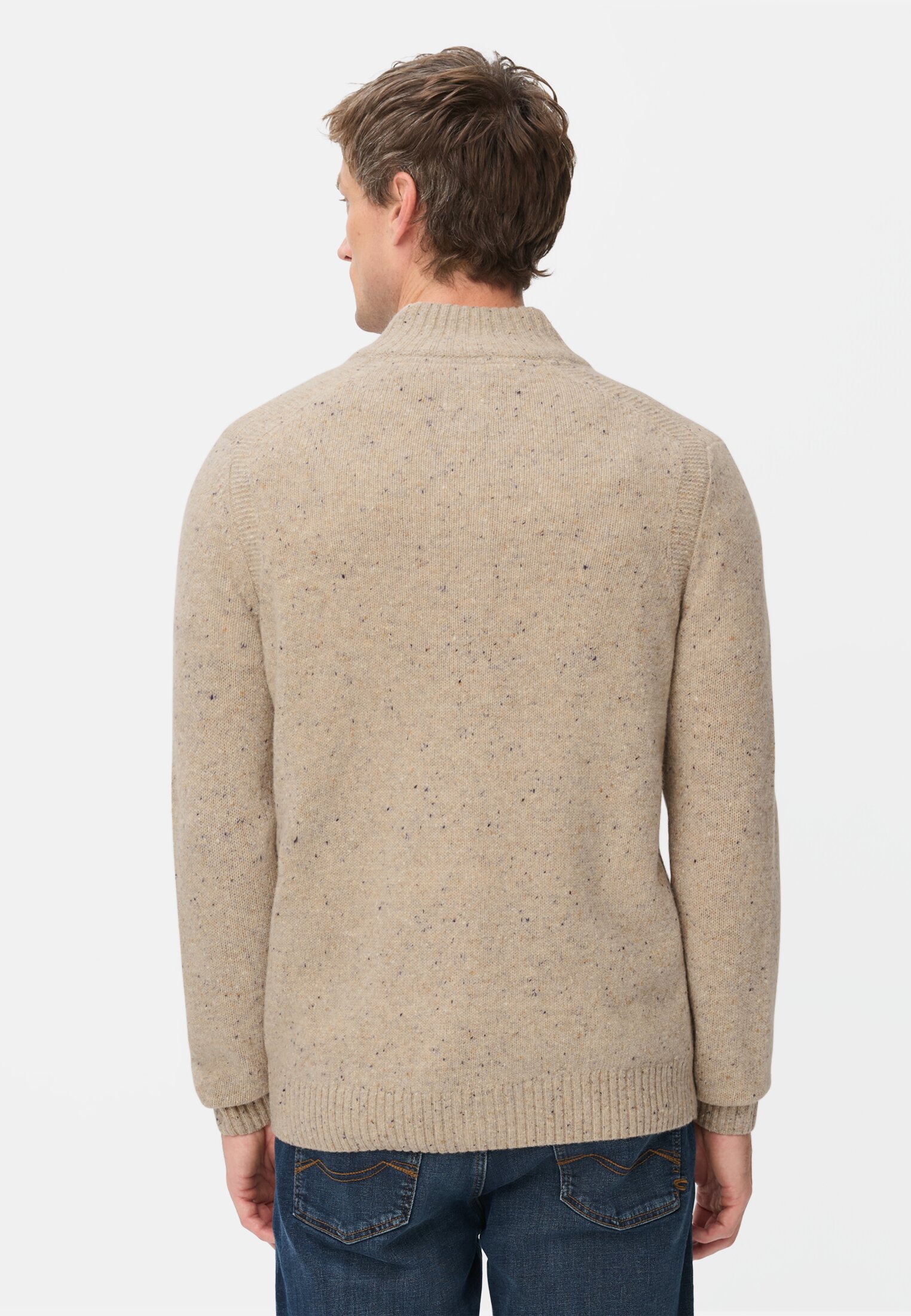 Herren Strickpullover aus Merinowollgemisch Beige getragen hinten