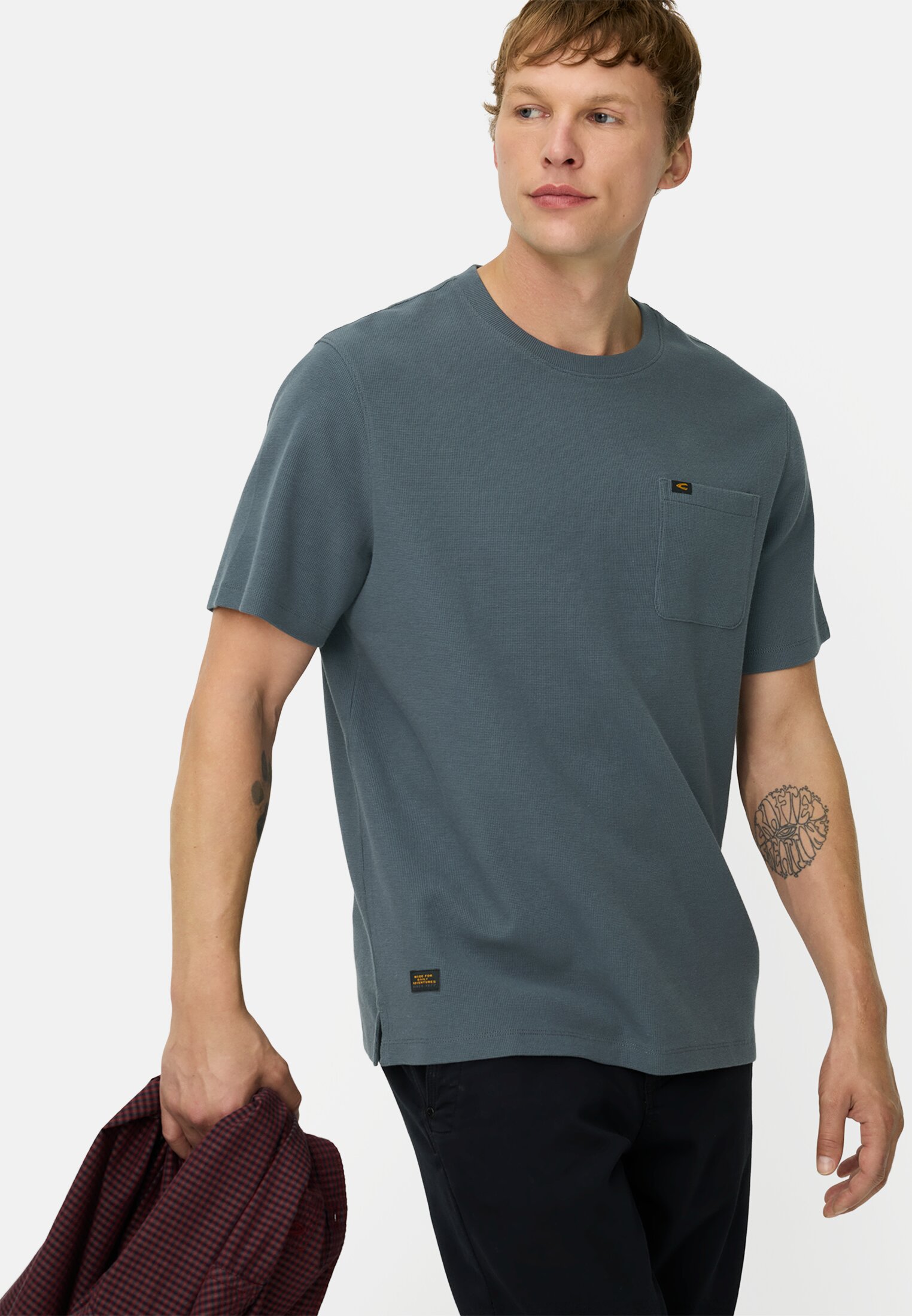 Herren T-Shirt aus Organic Cotton Tintenblau getragen emotional