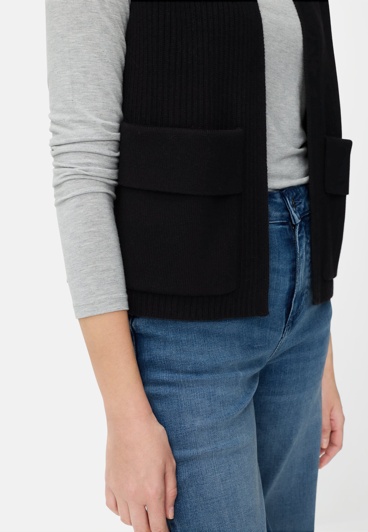 Women Knitted vest with pockets Caviar worn detail close