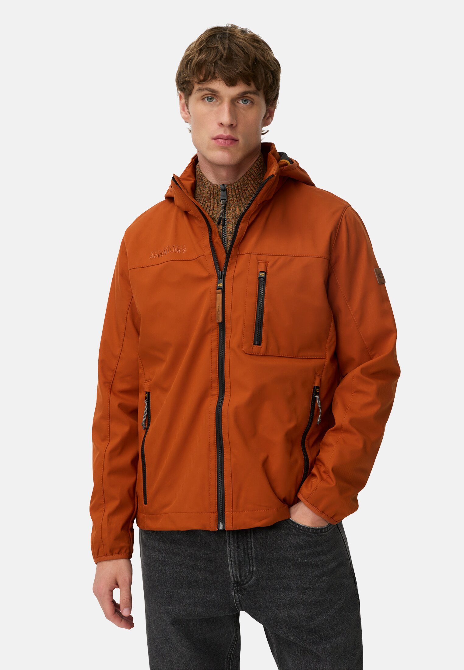 Heren Softshell jack met afneembare capuchon Kaneel gedragen voor