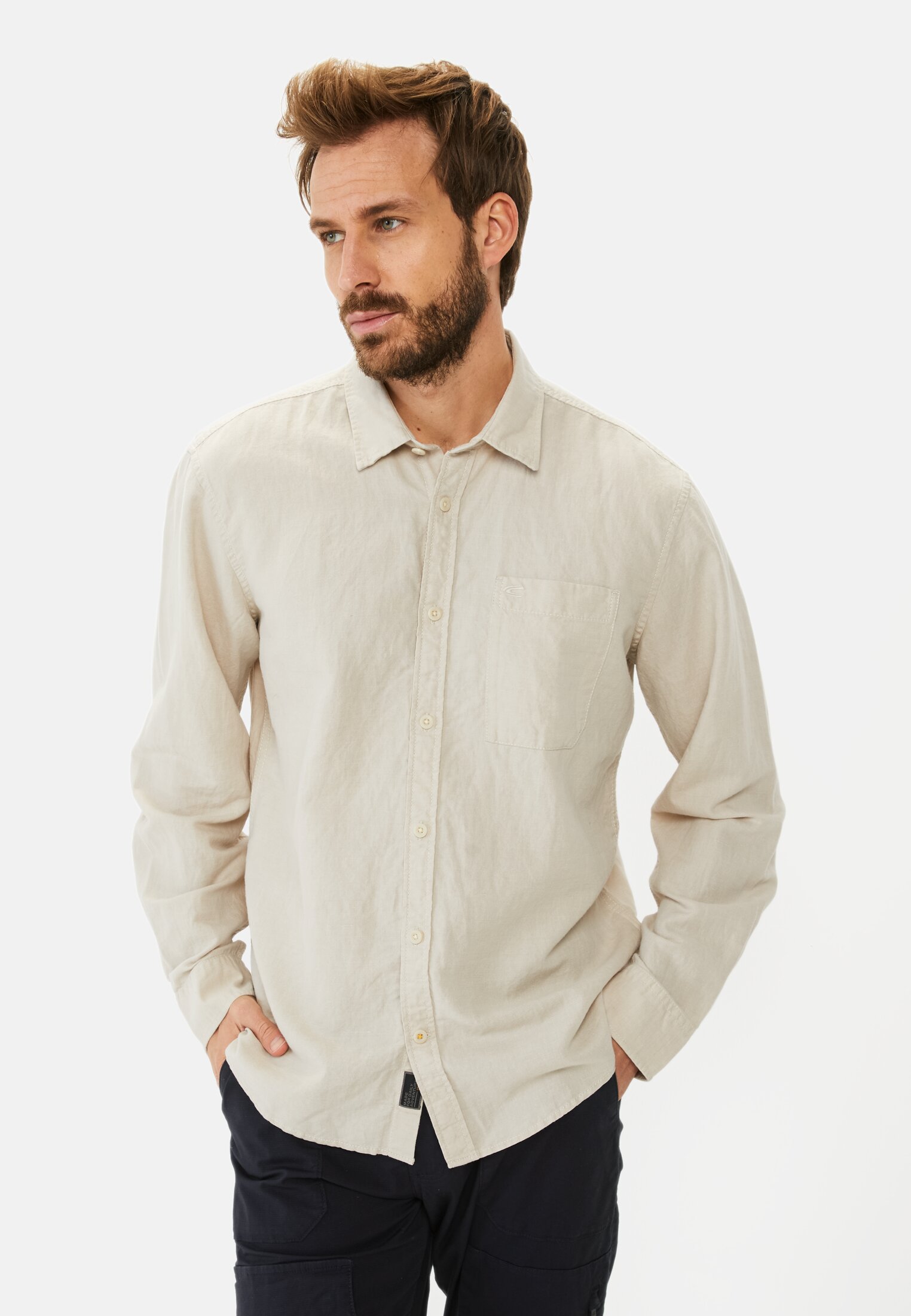Herren Langarm-Leinenhemd mit Soft-Wash-Veredelung Beige getragen vorn