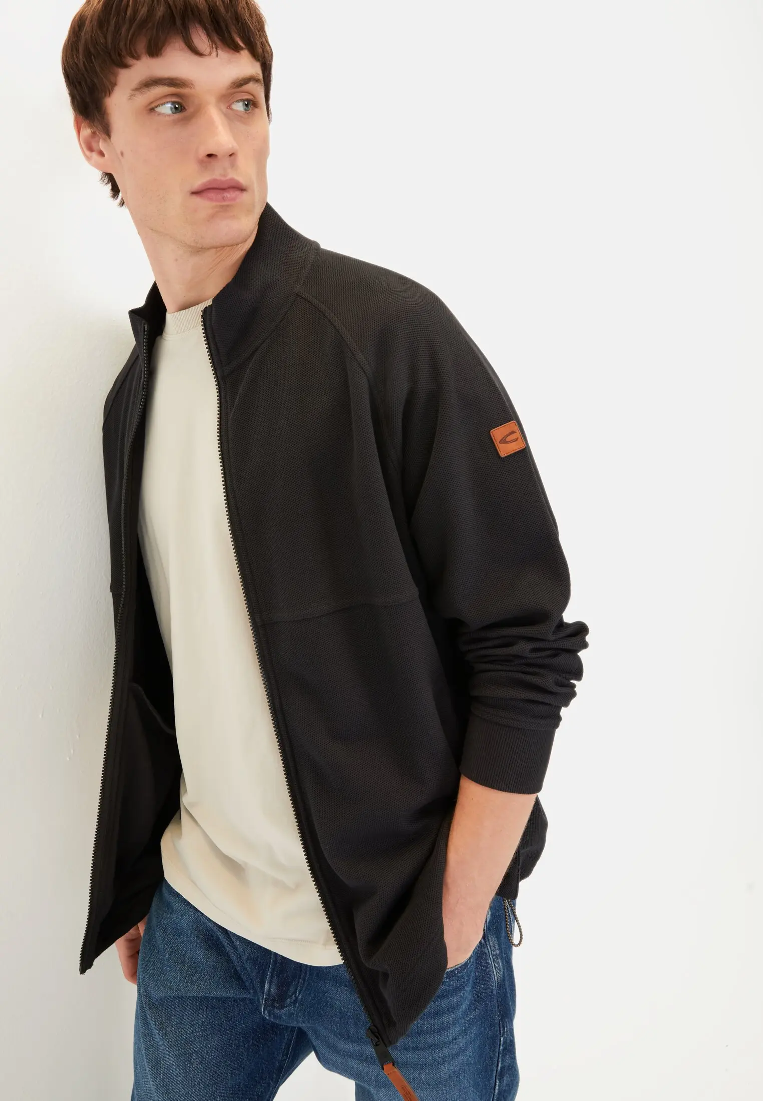 Herren Sweatjacke mit Stehkragen Schwarz getragen emotional