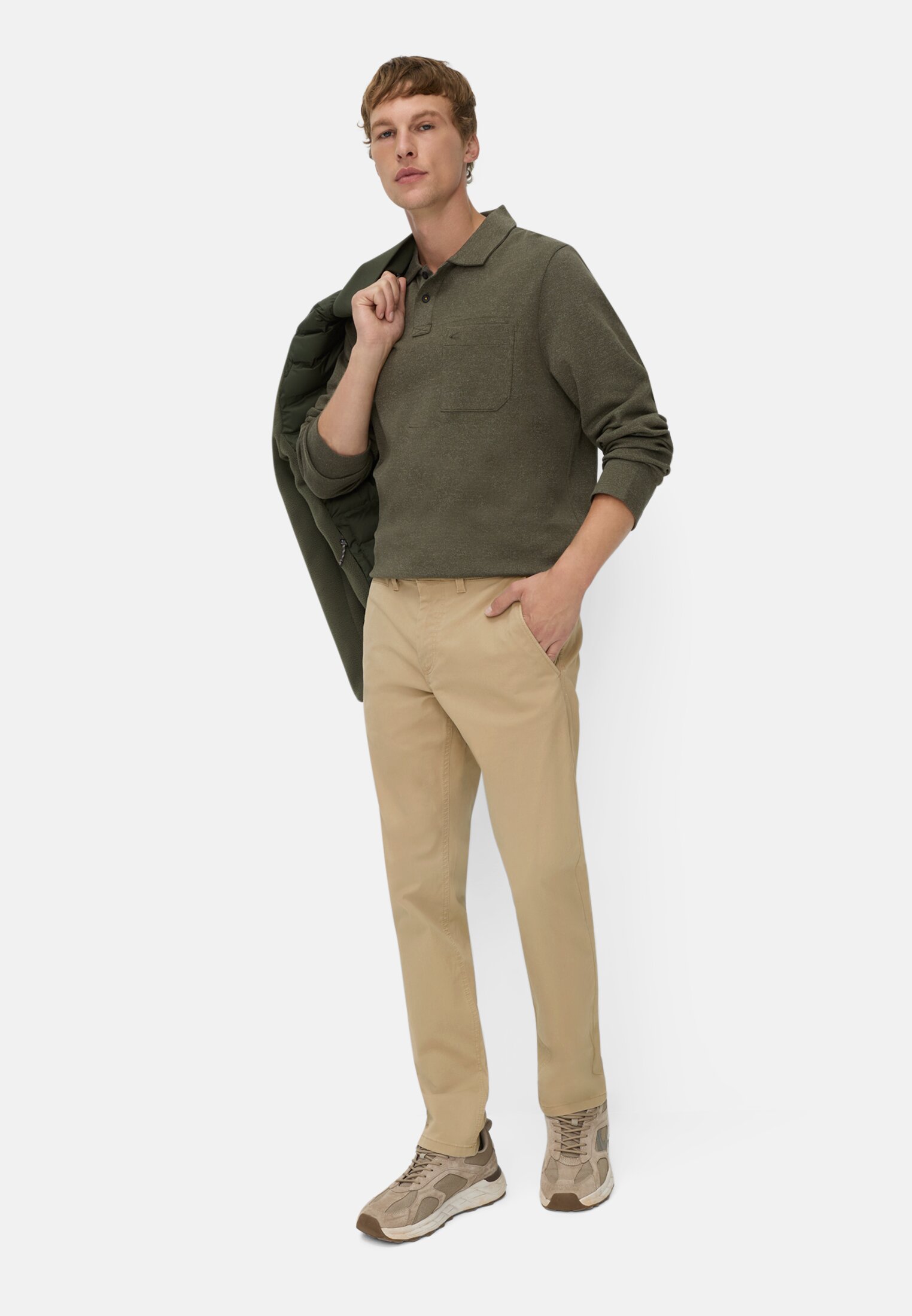 Herren Slim Fit Chino Beige getragen vorne Ganzkörper