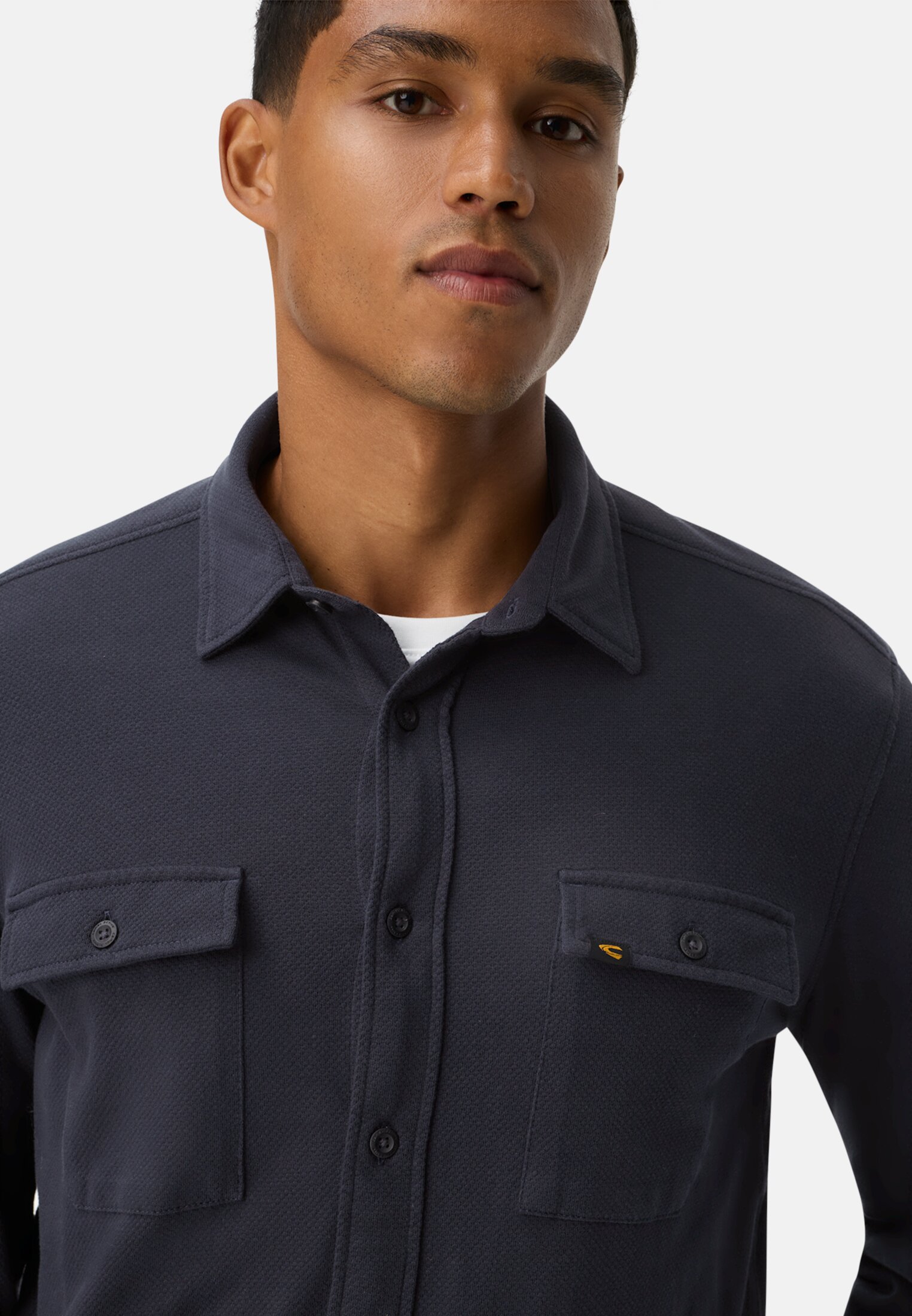 Heren Shirt met lange mouwen gemaakt van puur katoen Donkerblauw gedragen detail dichtbij  