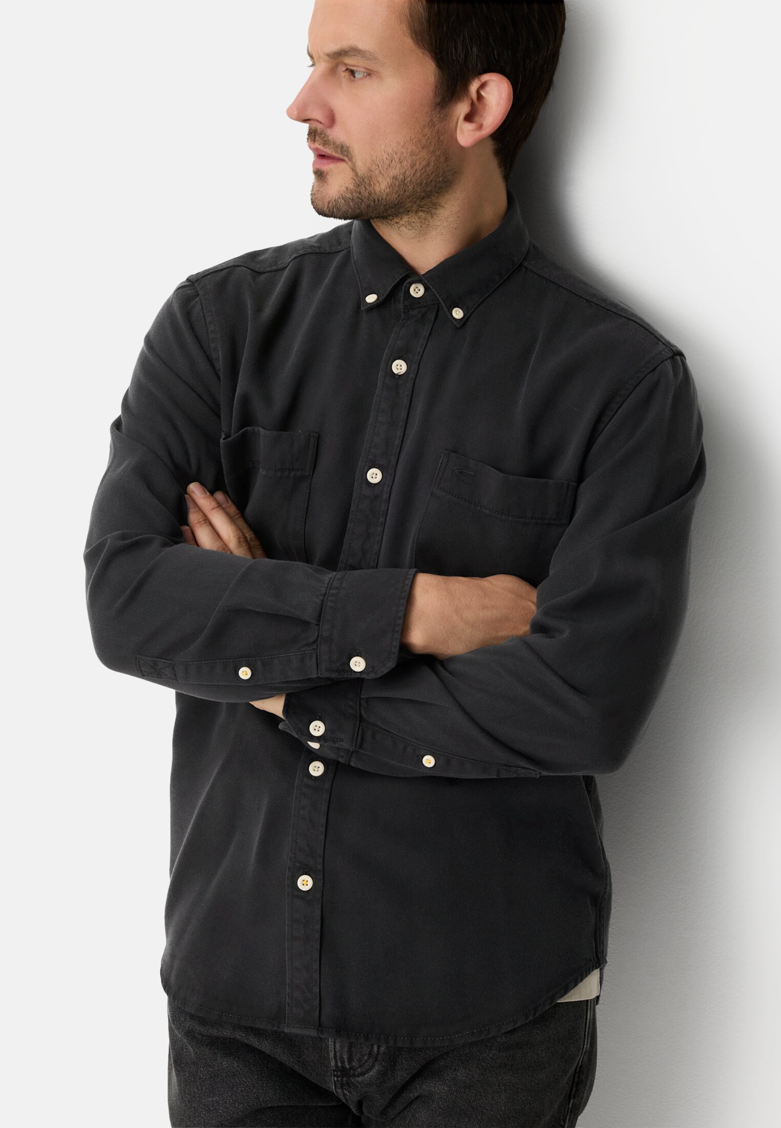 Heren Shirt met lange mouwen en borstzak Zwart gedragen emotional 