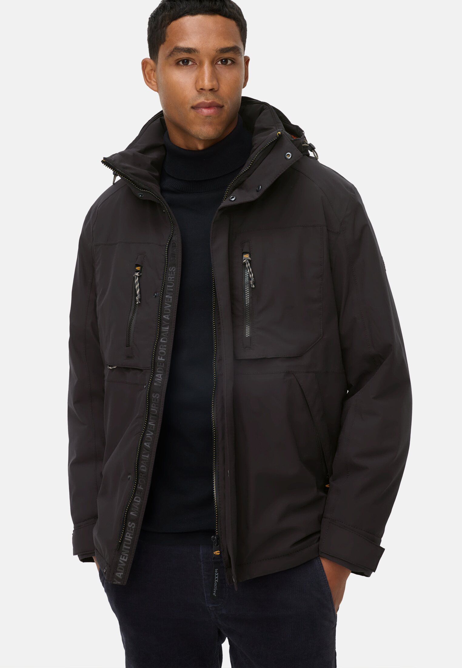 camelactive_Funktionsjacke_Asphalt_420064-6N07-88_M4 Herren teXXXactive® Jacke mit abnehmbarer Kapuze Schwarz getragen emotional