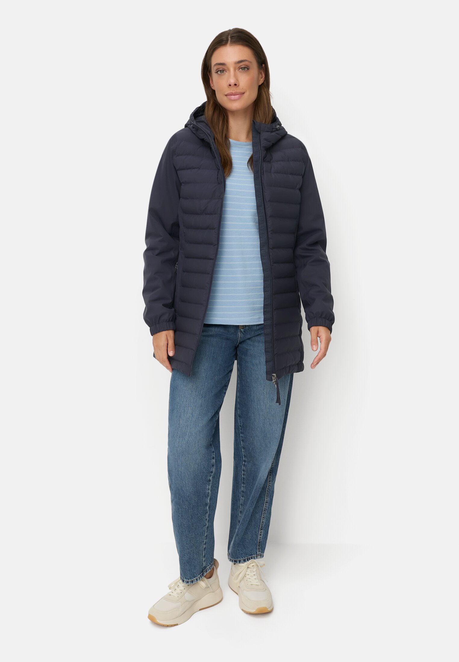 Damen teXXXactive® Funktionsjacke aus atmungsaktiven Material Navyblau getragen vorne Ganzkörper