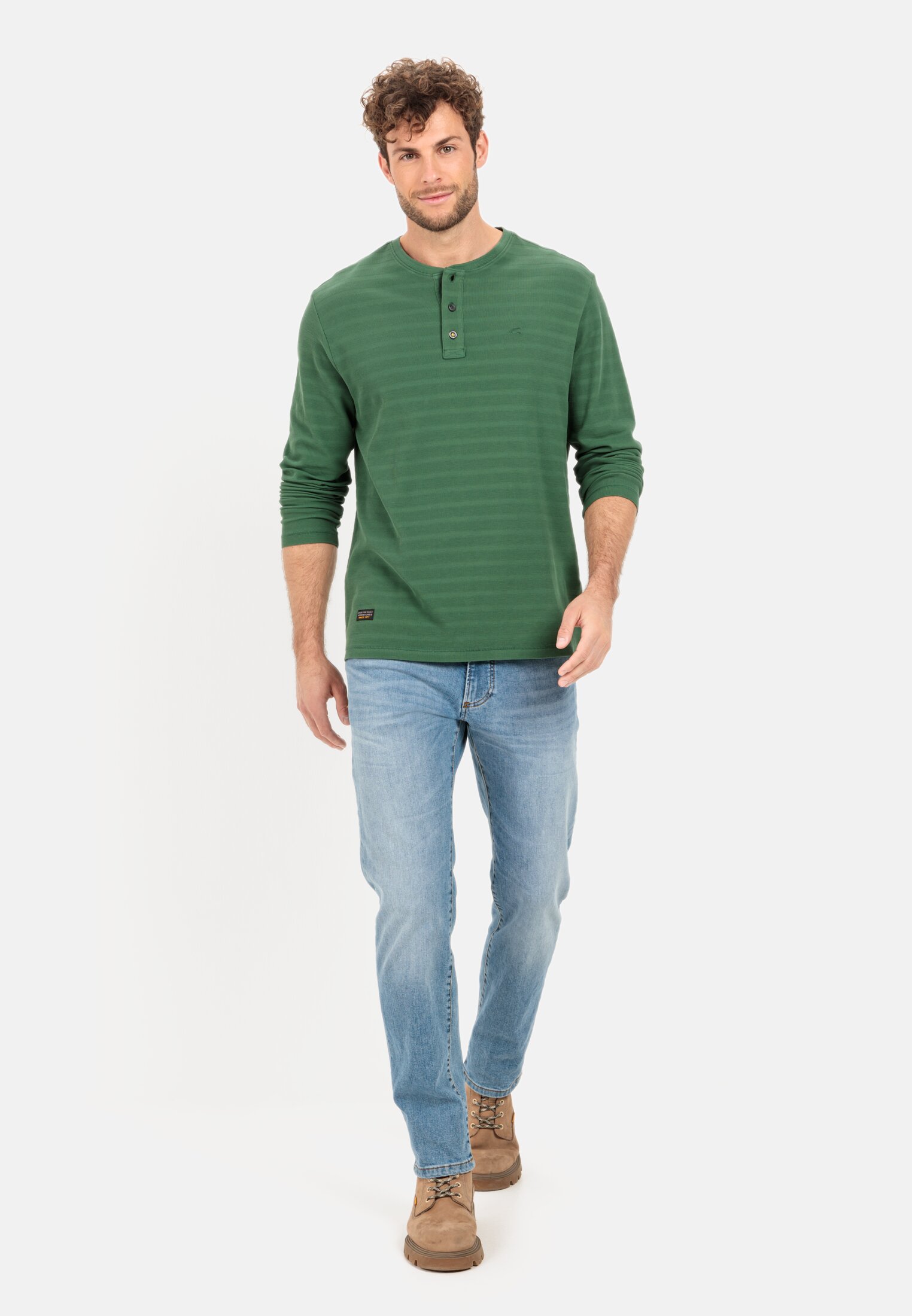 Herren Langarm Henleyshirt aus reiner Baumwolle Grün getragen vorne Ganzkörper