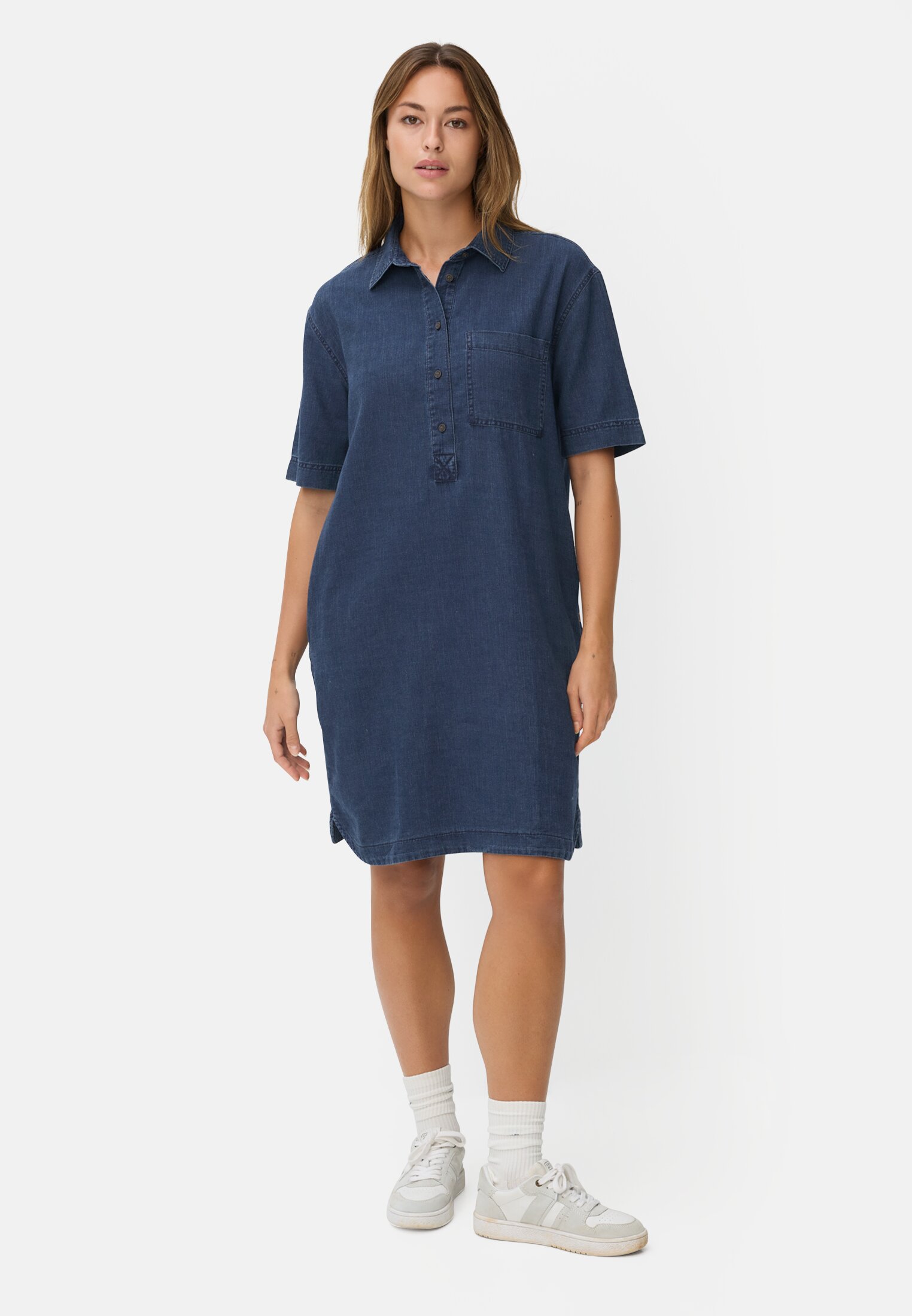 Damen Baumwollkleid mit Brusttasche Indigoblau getragen vorn