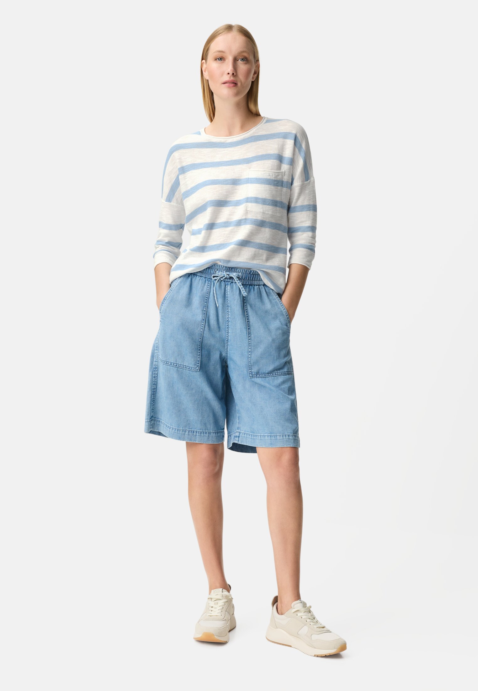 Damen Leichter Strickpullover mit Brusttasche Hellblau getragen vorne Ganzkörper