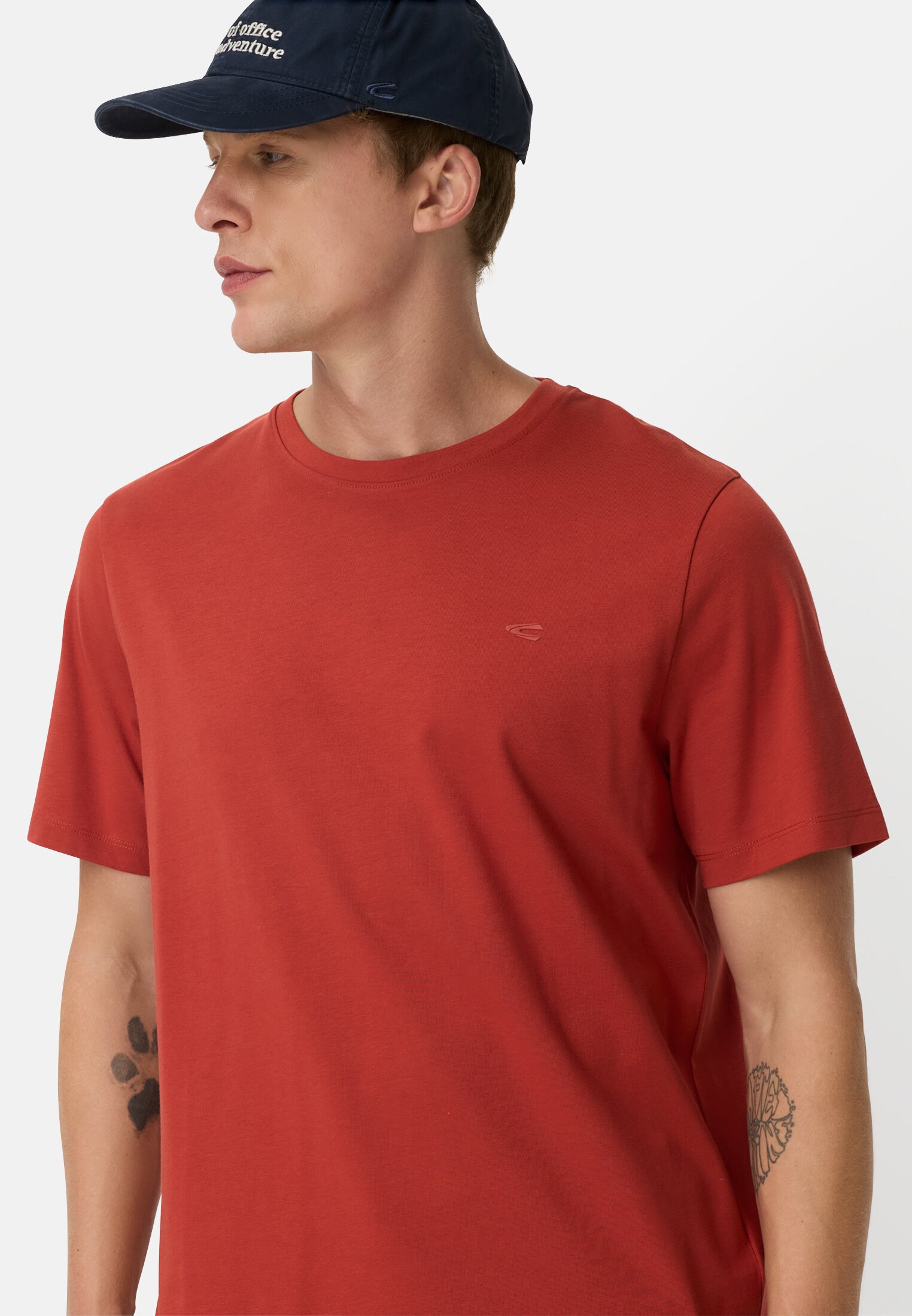 Men FleXXXactive© T-shirt with 4-way stretch Terra Red worn emotional