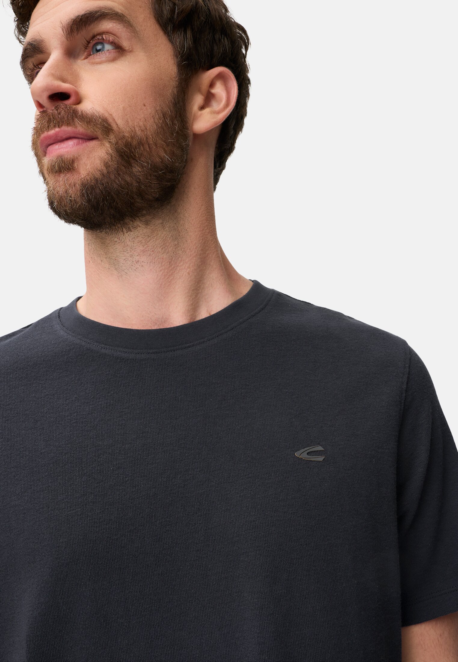 Heren T-shirt van puur katoen Donkerblauw gedragen detail dichtbij