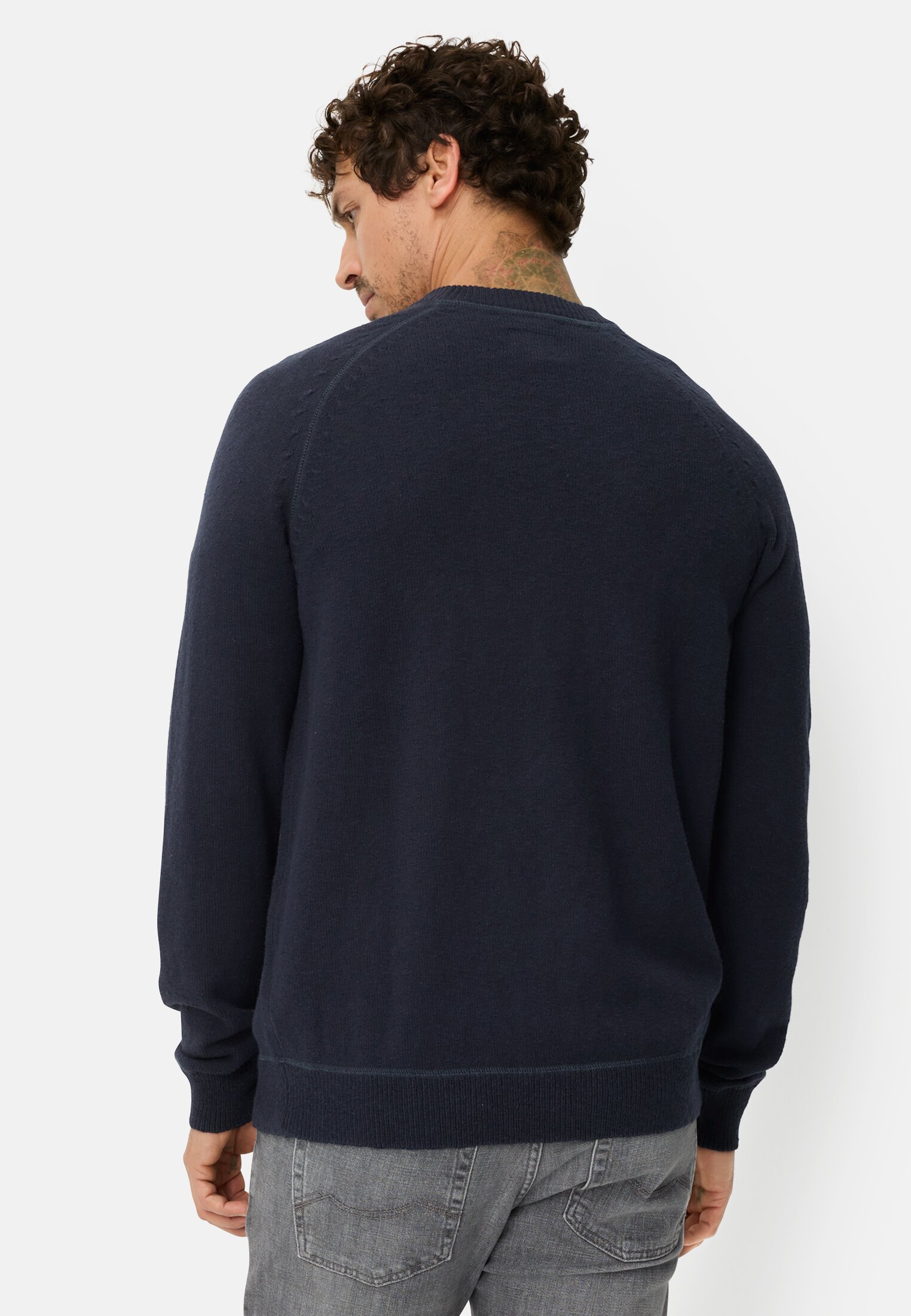 Heren Trui met ronde hals Marineblauw gedragen achter