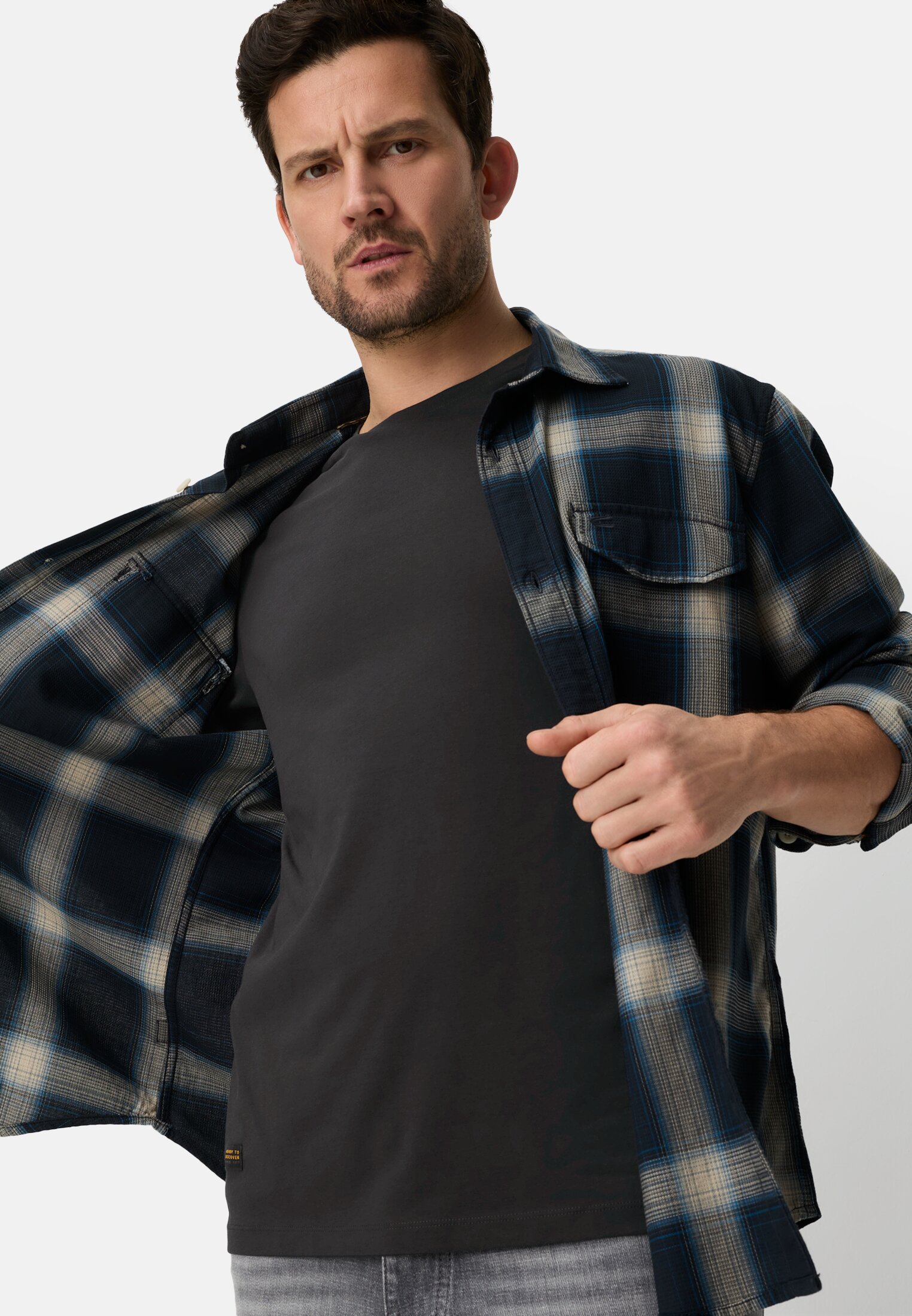 Herren fleXXXactive® T-Shirt mit Quick Dry Funktion Schwarz getragen emotional