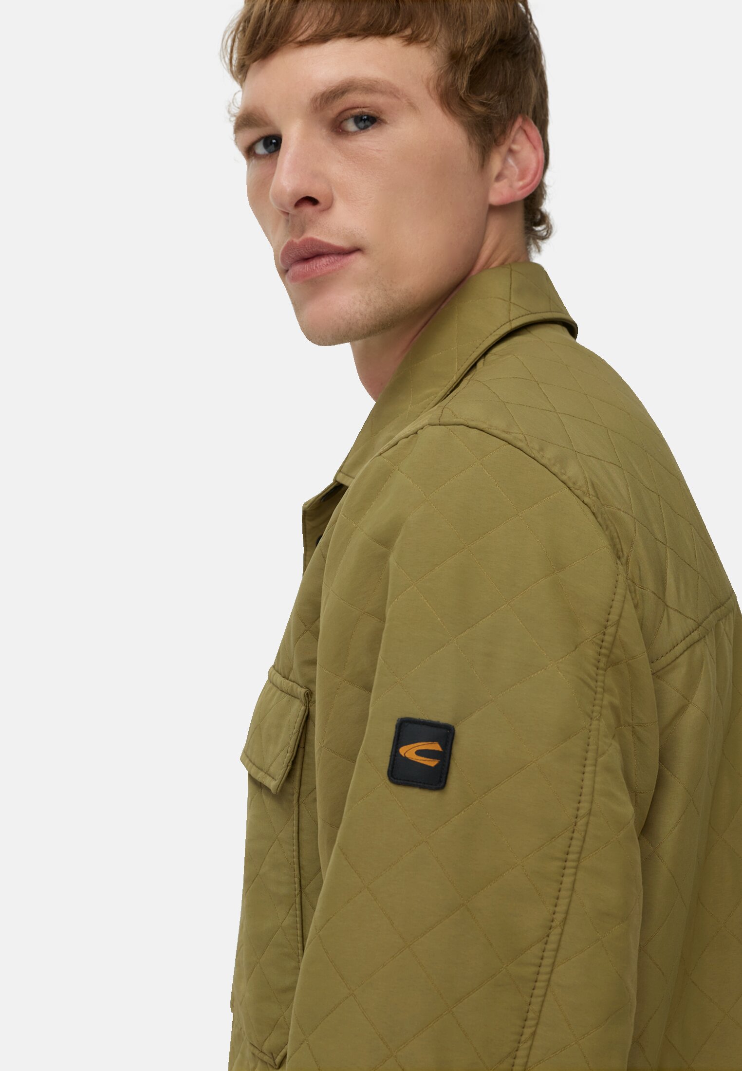 Herren Overshirt mit Seitentaschen Moosstein getragen detailliert nah