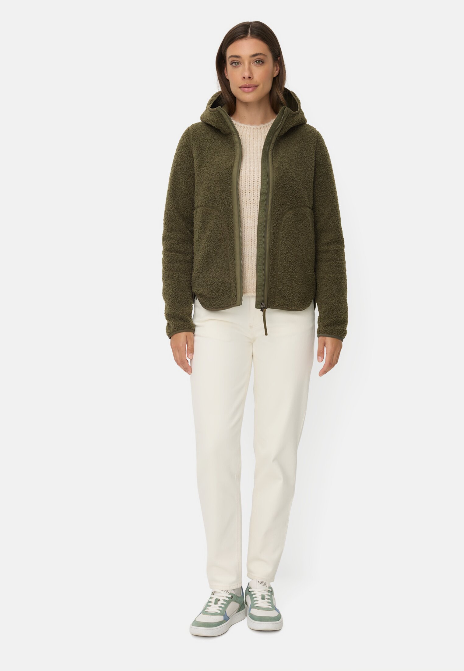 Damen Teddyjacke mit wärmenden Taschenfutter Dunkelgrün getragen vorne Ganzkörper