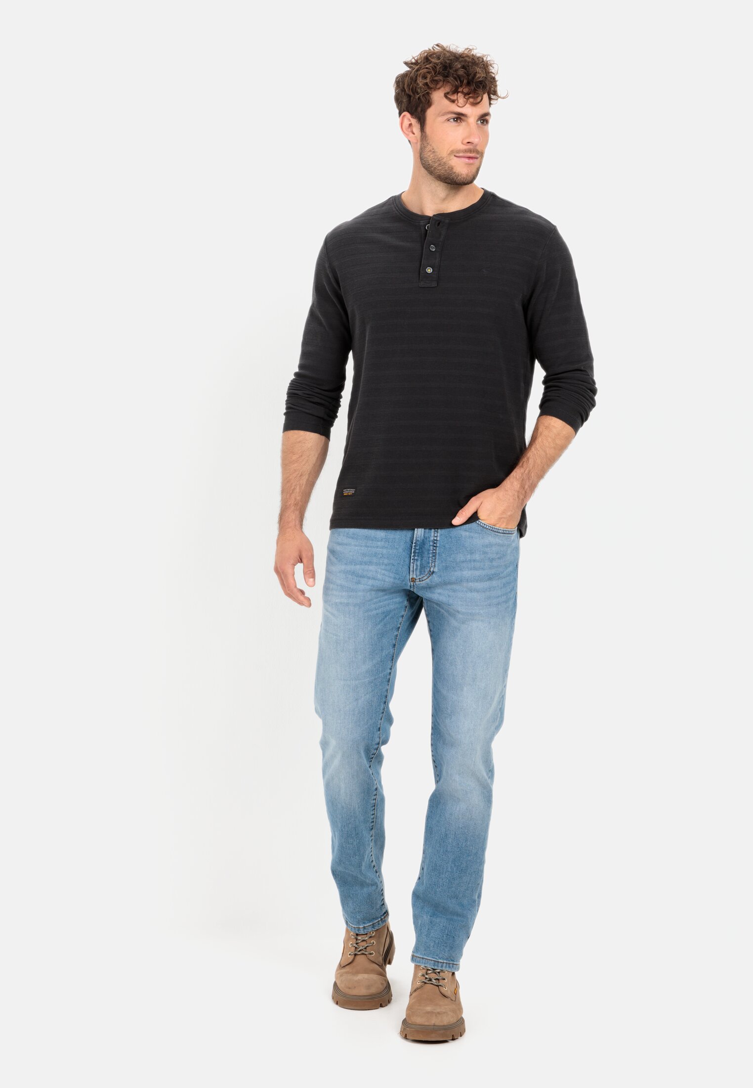 Herren Langarm Henleyshirt aus reiner Baumwolle Schwarz getragen vorne Ganzkörper