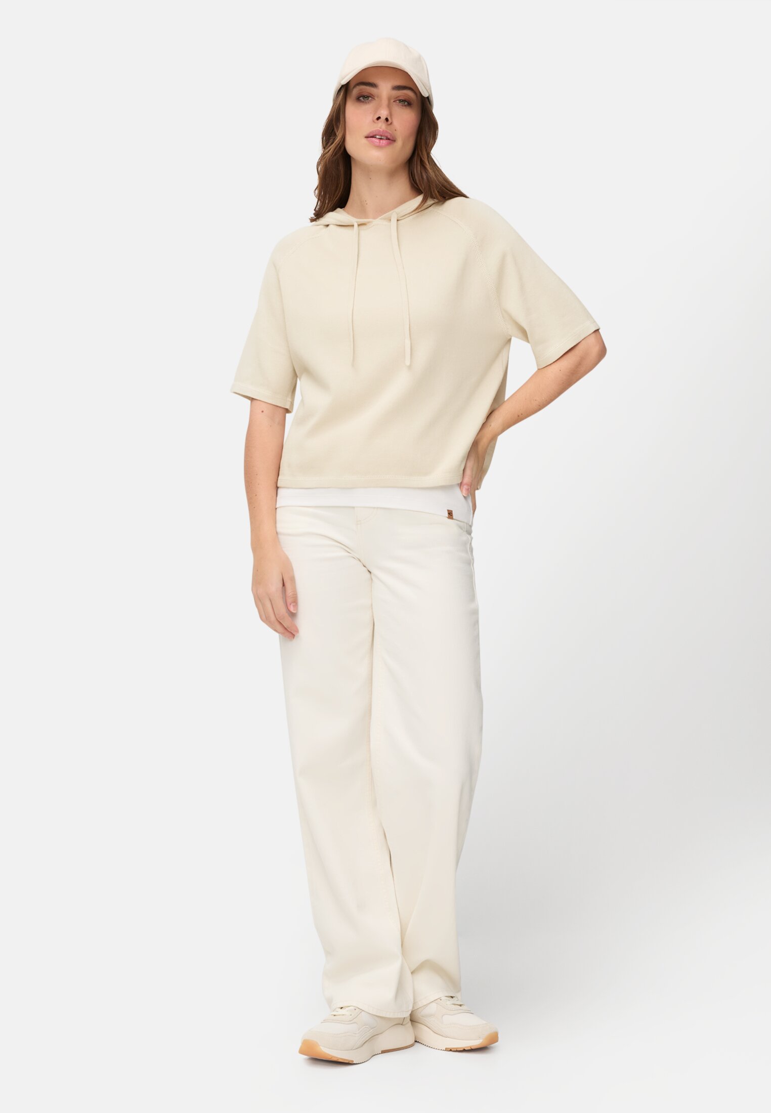 Damen Kurzarm Strickpullover mit Kapuze Perlweiß getragen vorne Ganzkörper