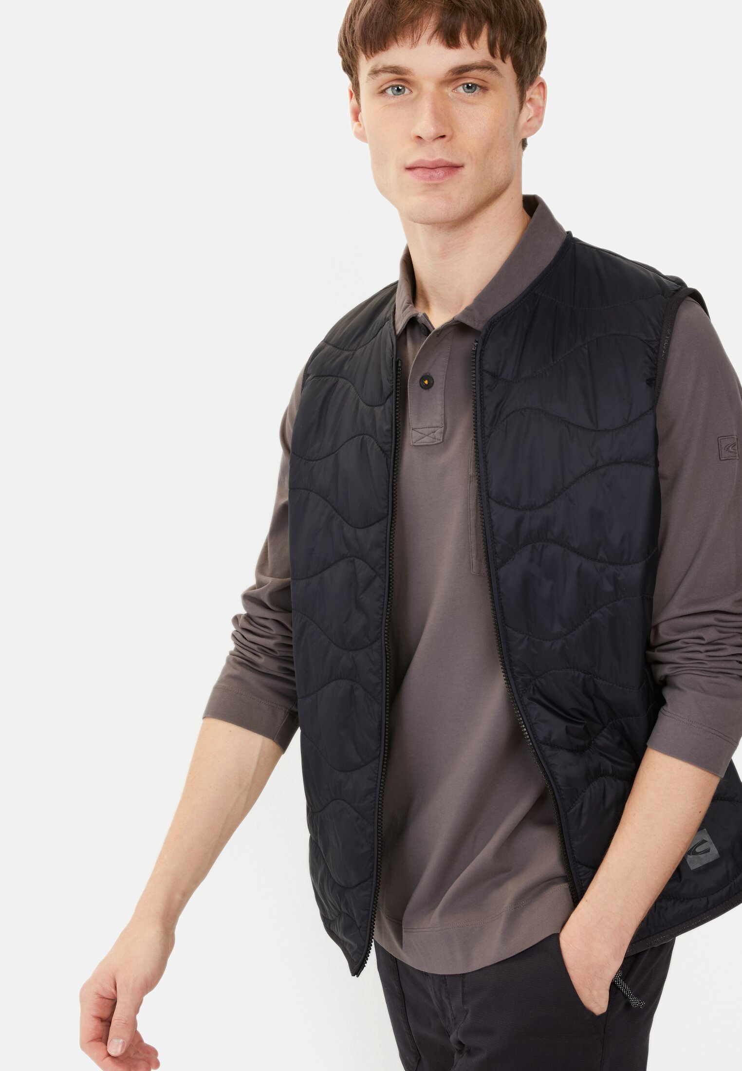 Herren Langarm Poloshirt aus reiner Baumwolle Grau getragen emotional