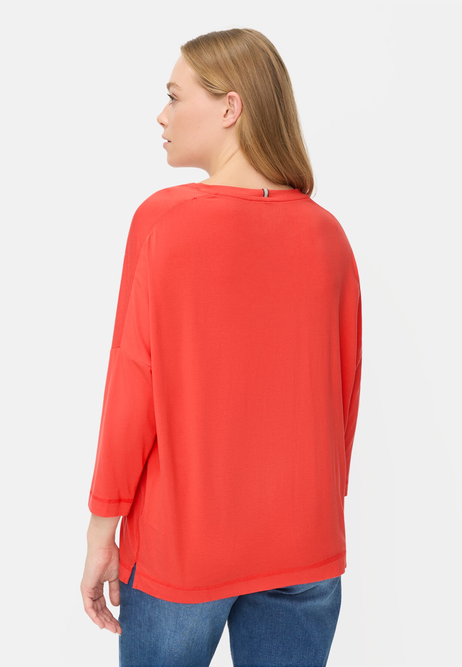 Women Long-sleeved shirt with a crew neck Flame red worn back