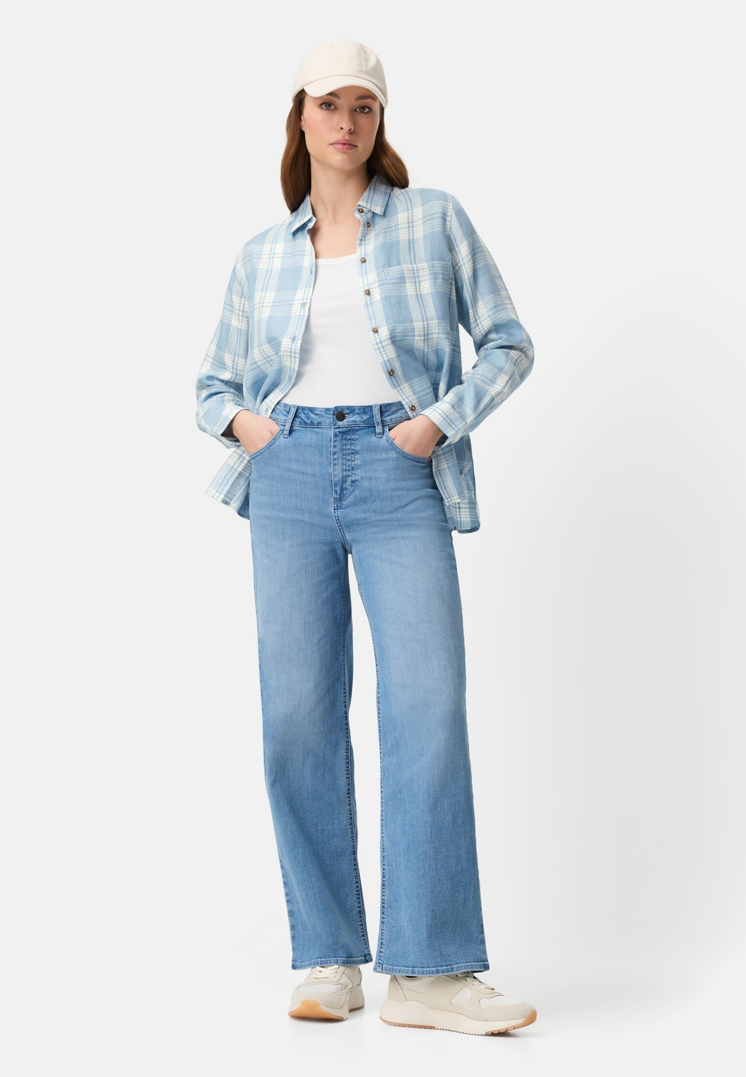 Damen Karierte Bluse mit Knopfleiste Hellblau getragen vorne Ganzkörper