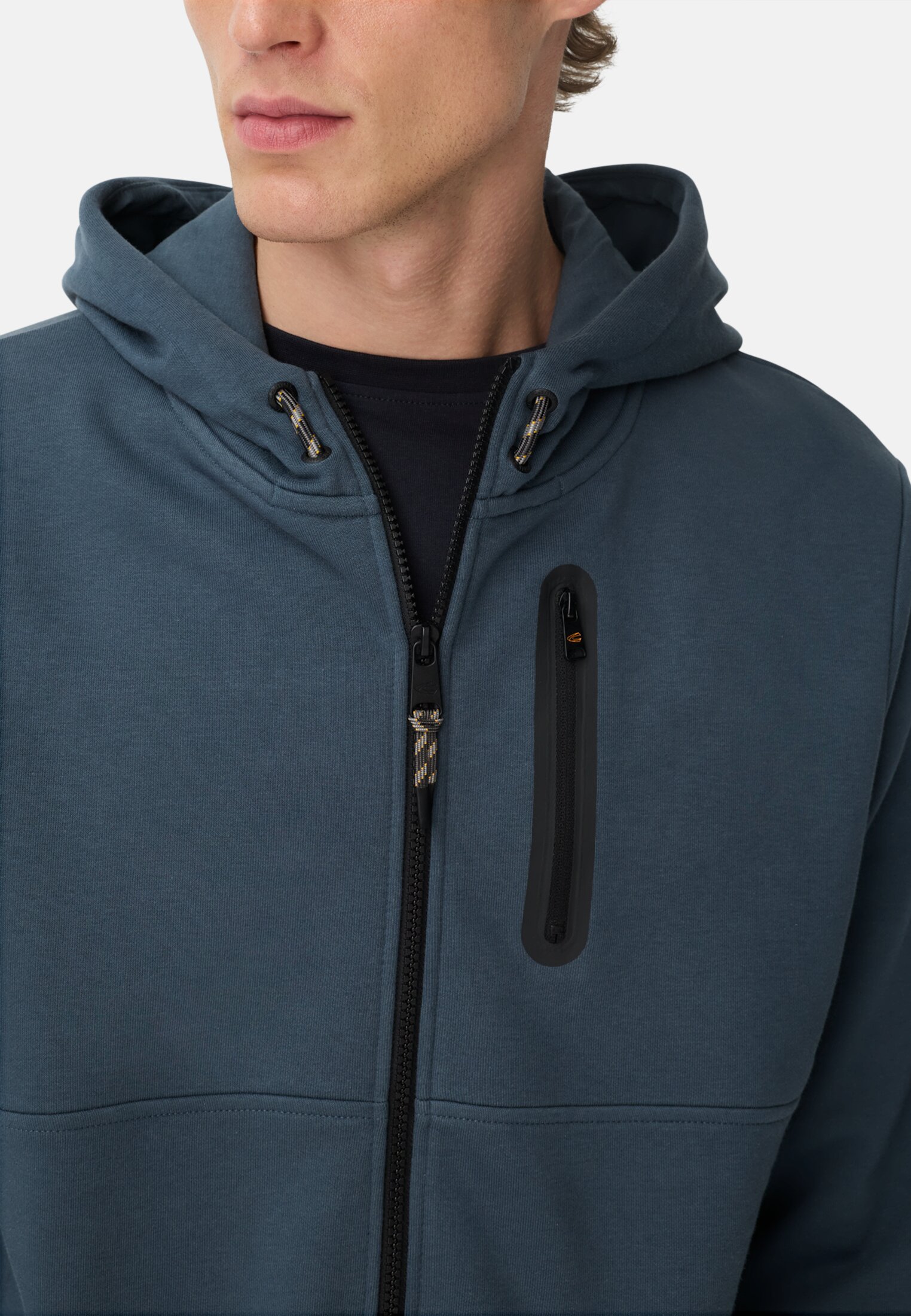 Herren Sweatjacke mit Kapuze Tintenblau getragen detailliert nah