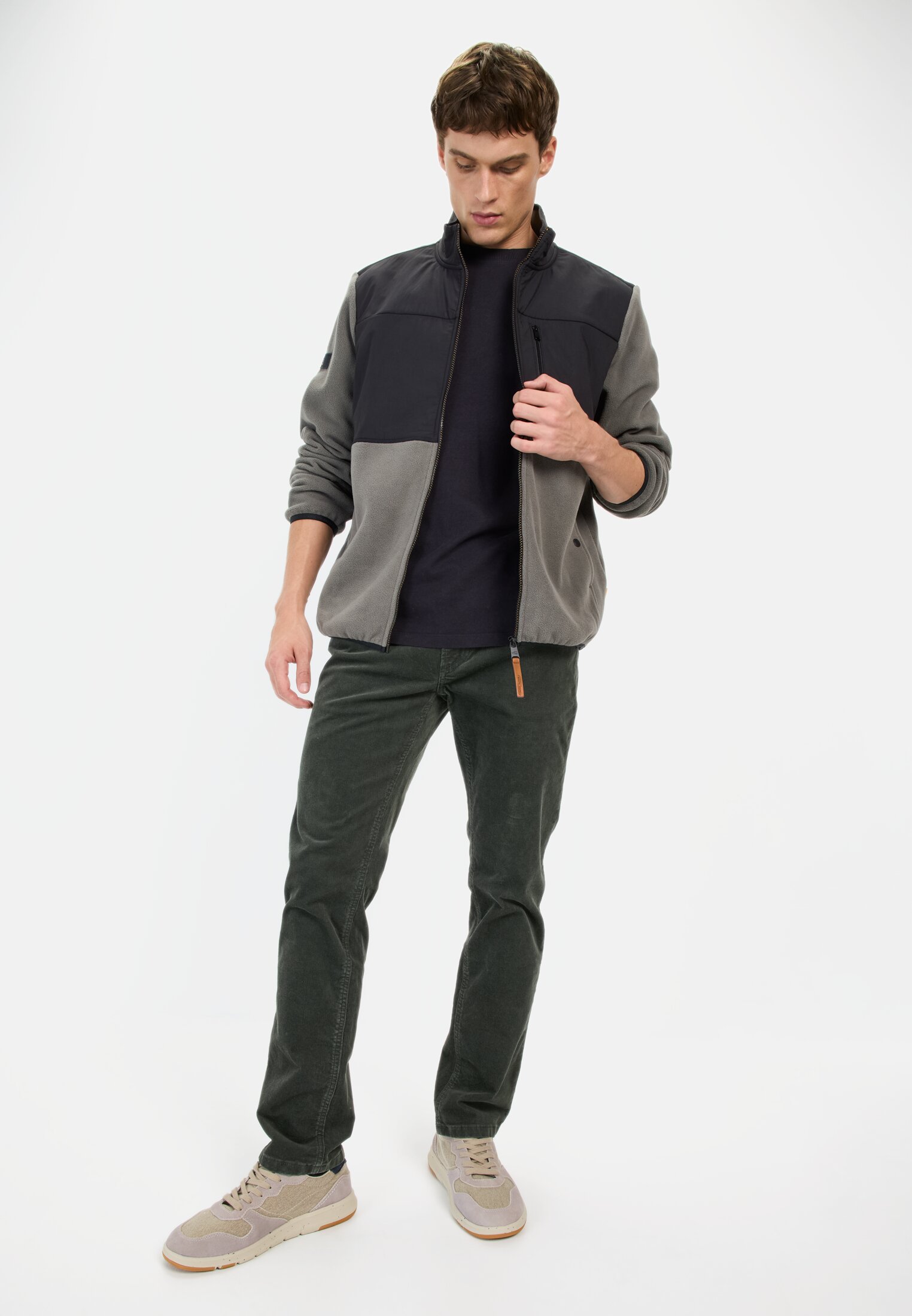 Herren Regular Fit 5-Pocket Cordhose Dunkelgrün getragen vorne Ganzkörper