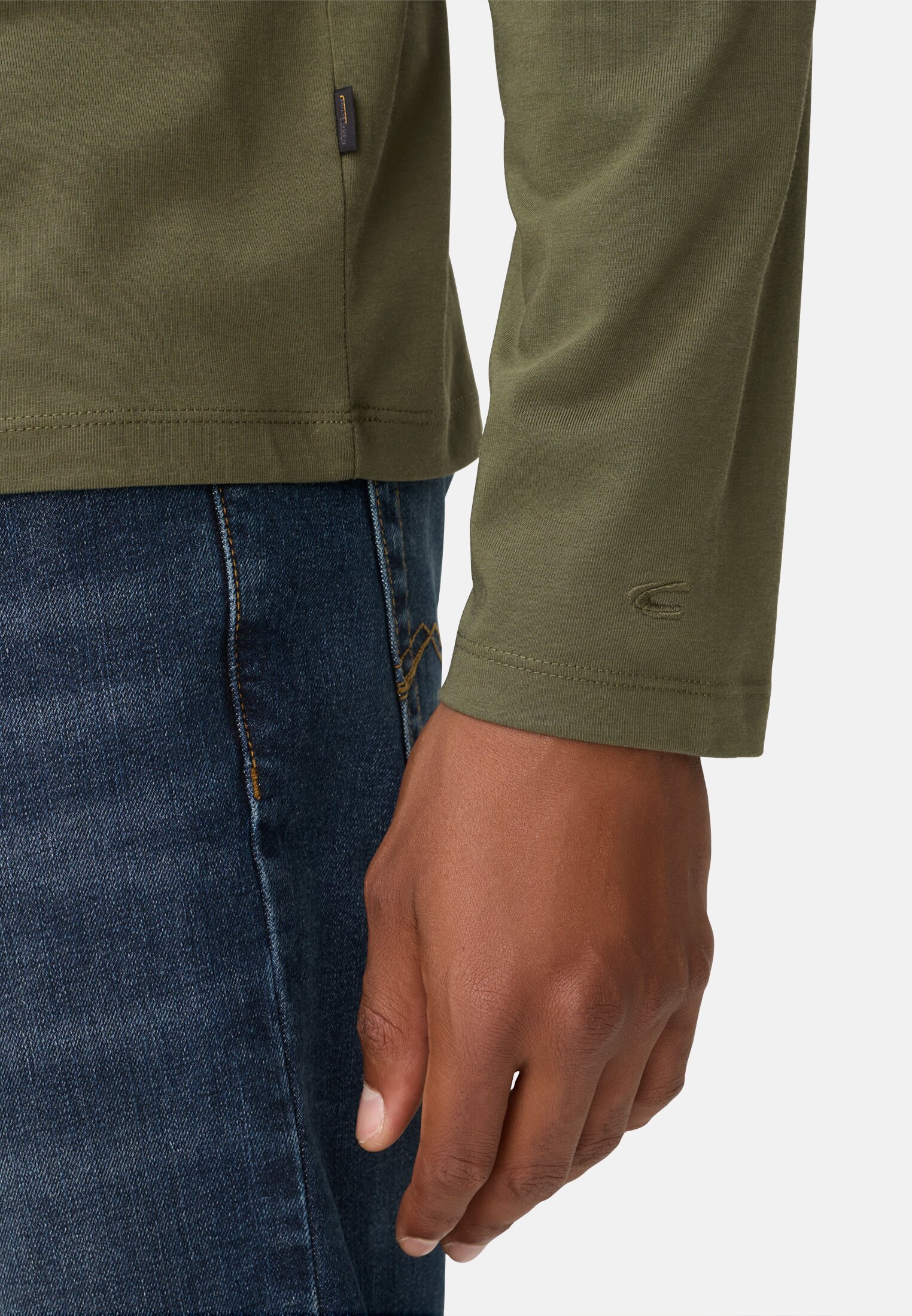 Heren fleXXXactive® shirt met lange mouwen gemaakt van een katoenmix Bosgroen gedragen detail dichtbij  