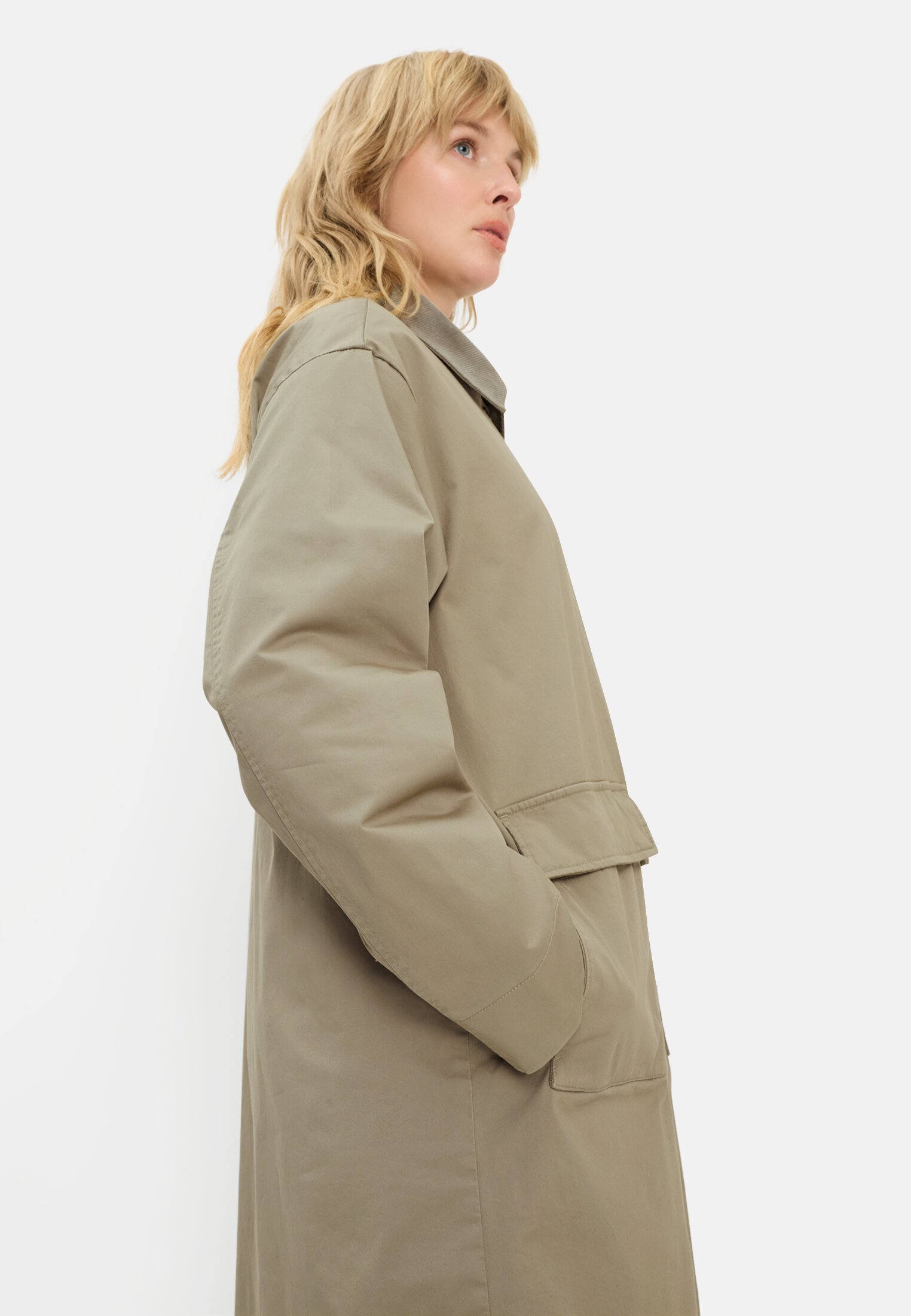 Damen Mantel mit Cordkragen Salbei getragen emotional