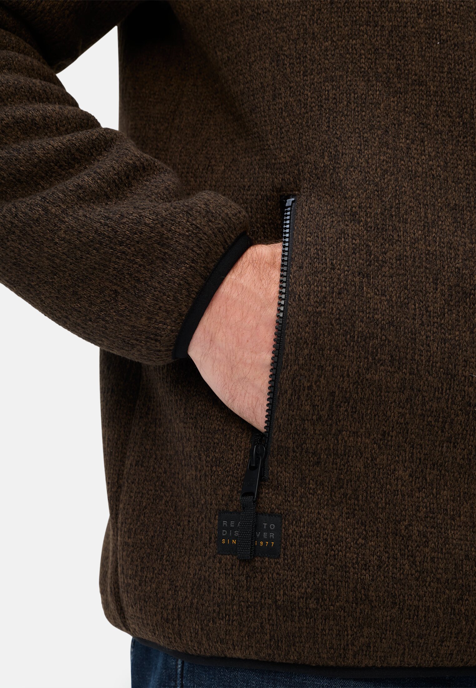 Herren Fleecejacke mit Teddy Futter Sepiabraun getragen detailliert nah