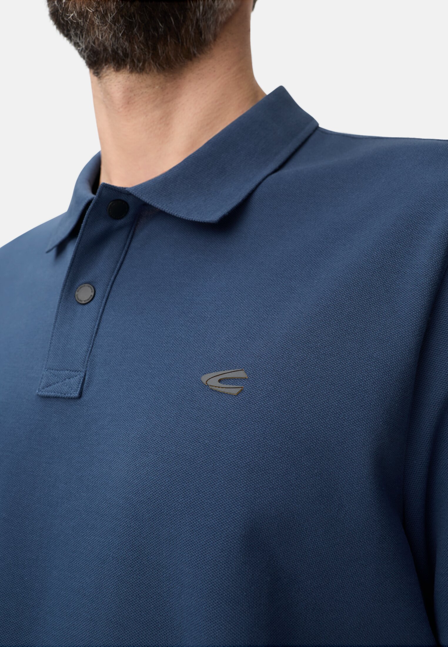 Herren Poloshirt mit Kontrastdetails Indigoblau getragen detailliert nah