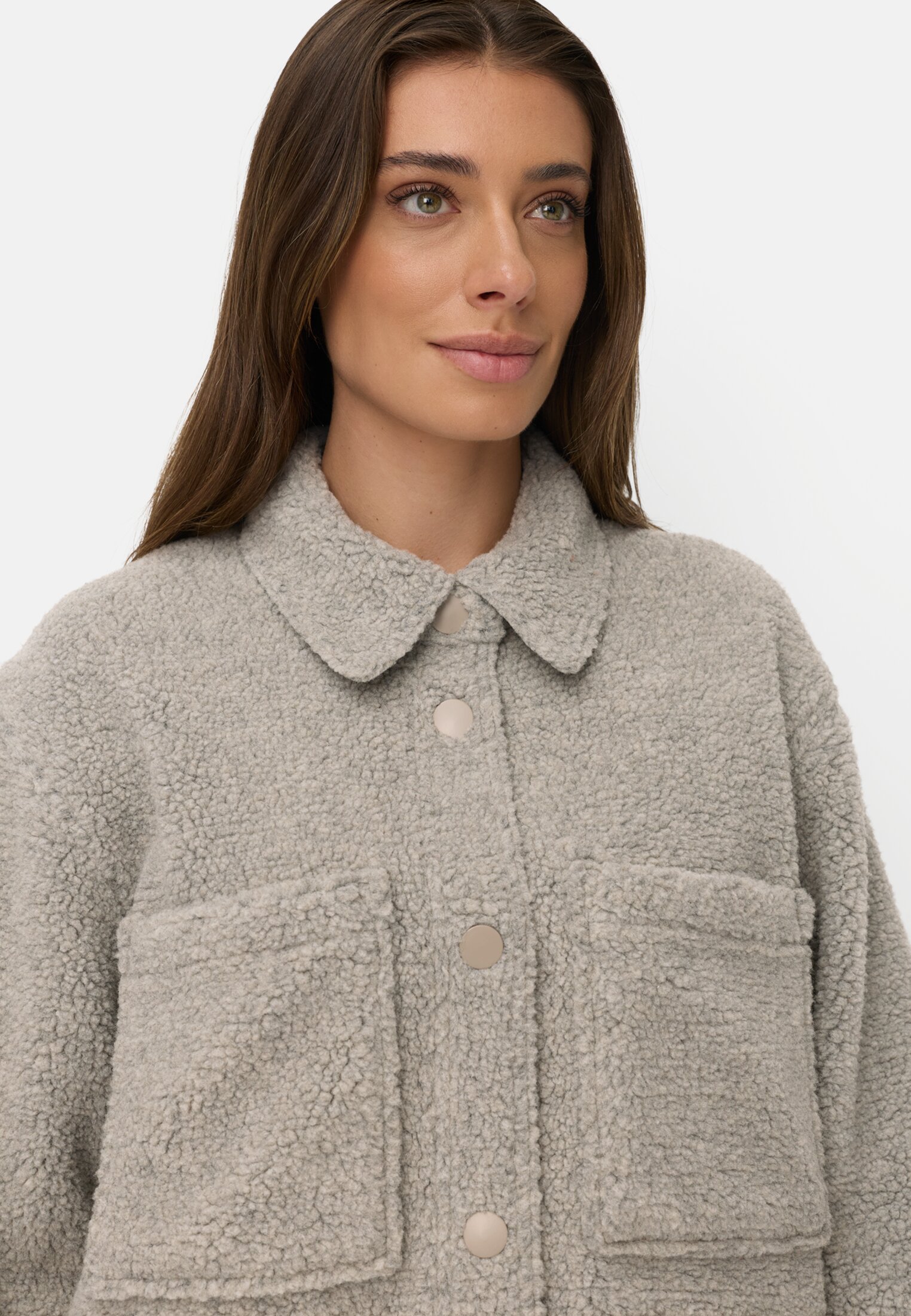 Damen Teddyblazer mit Seitentaschen Beige getragen detailliert nah