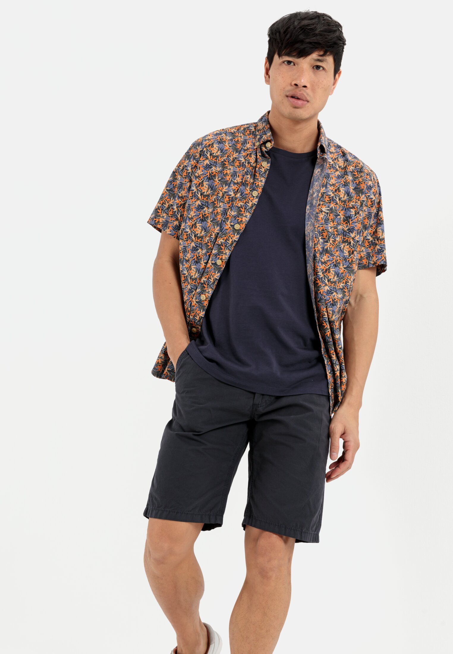Men Chino shorts Regular Fit Dark Blue worn emotional