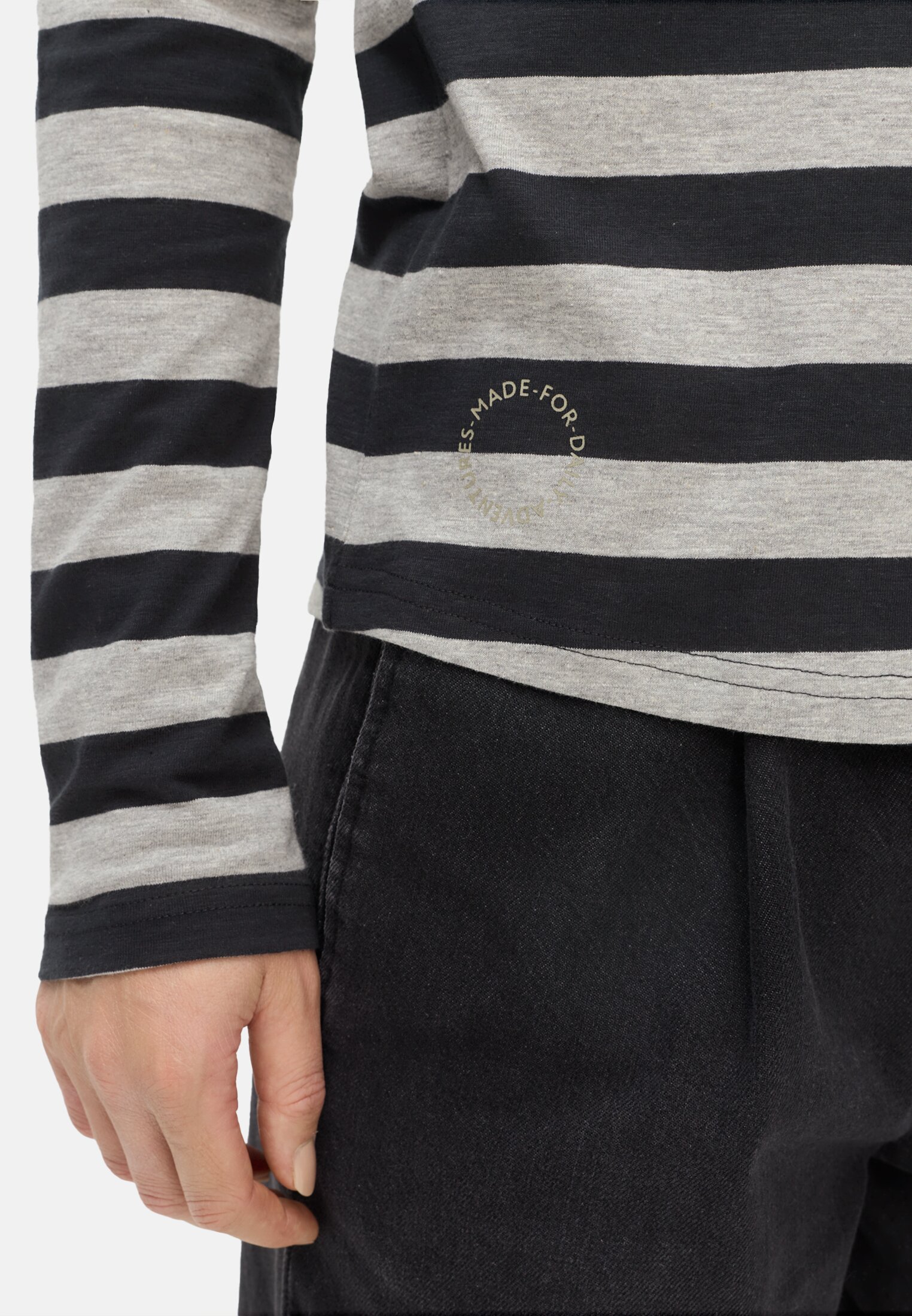 Damen Gestreiftes Langarmshirt mit Raglanärmeln Kaviar getragen detailliert nah