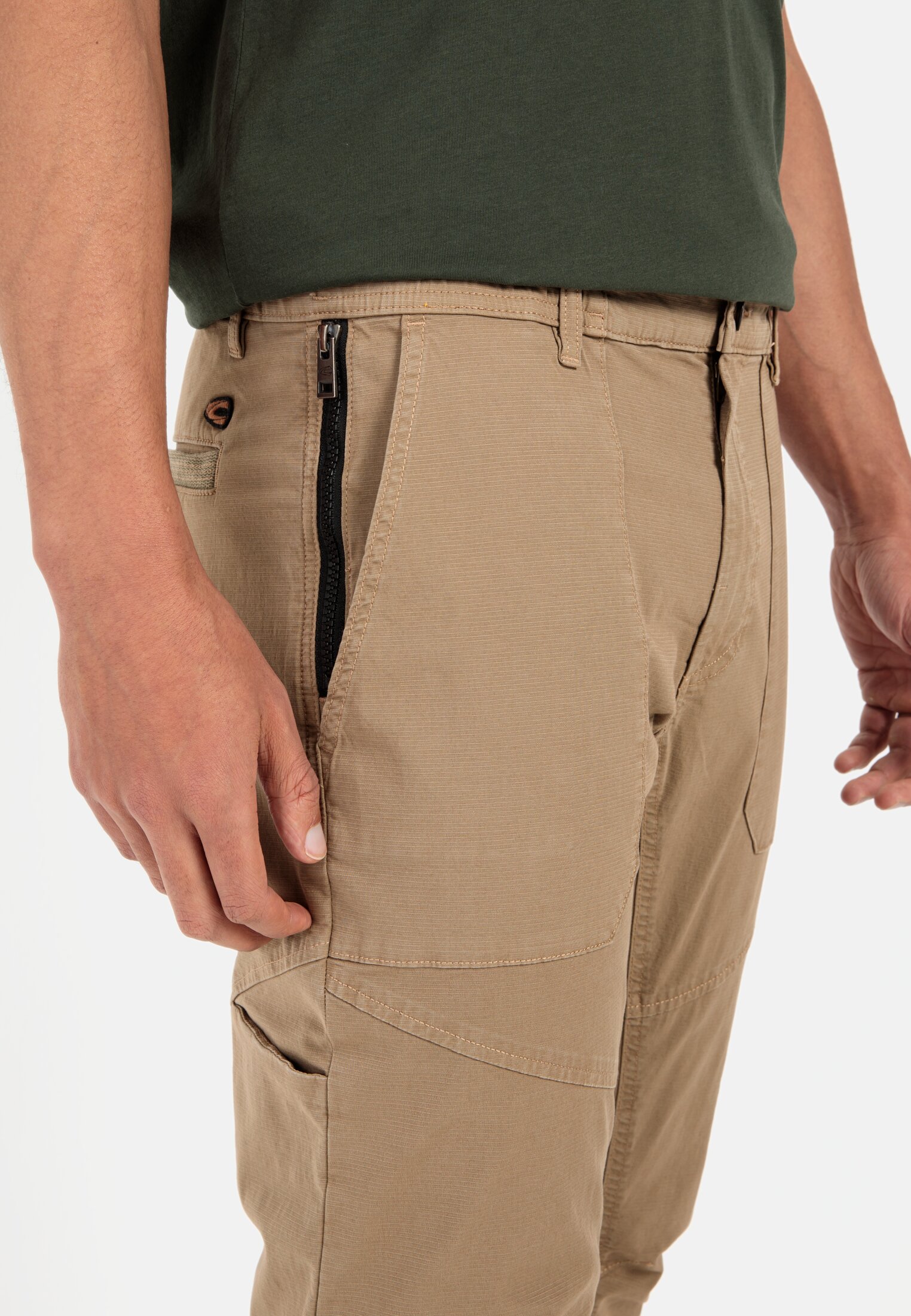 Heren Tapered Fit Worker Chino Bruin gedragen detail dichtbij