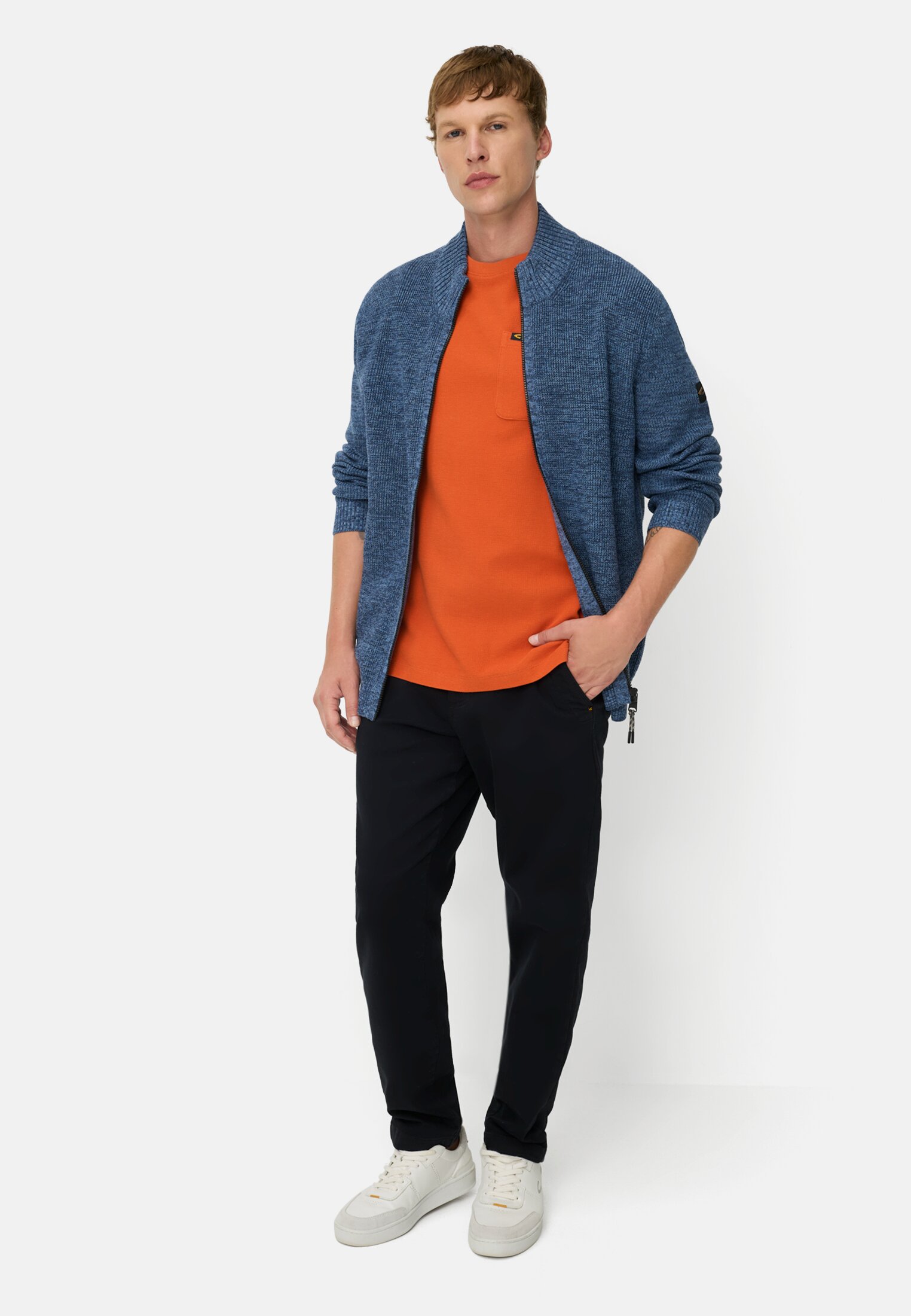 Herren T-Shirt aus Organic Cotton Orange getragen vorne Ganzkörper