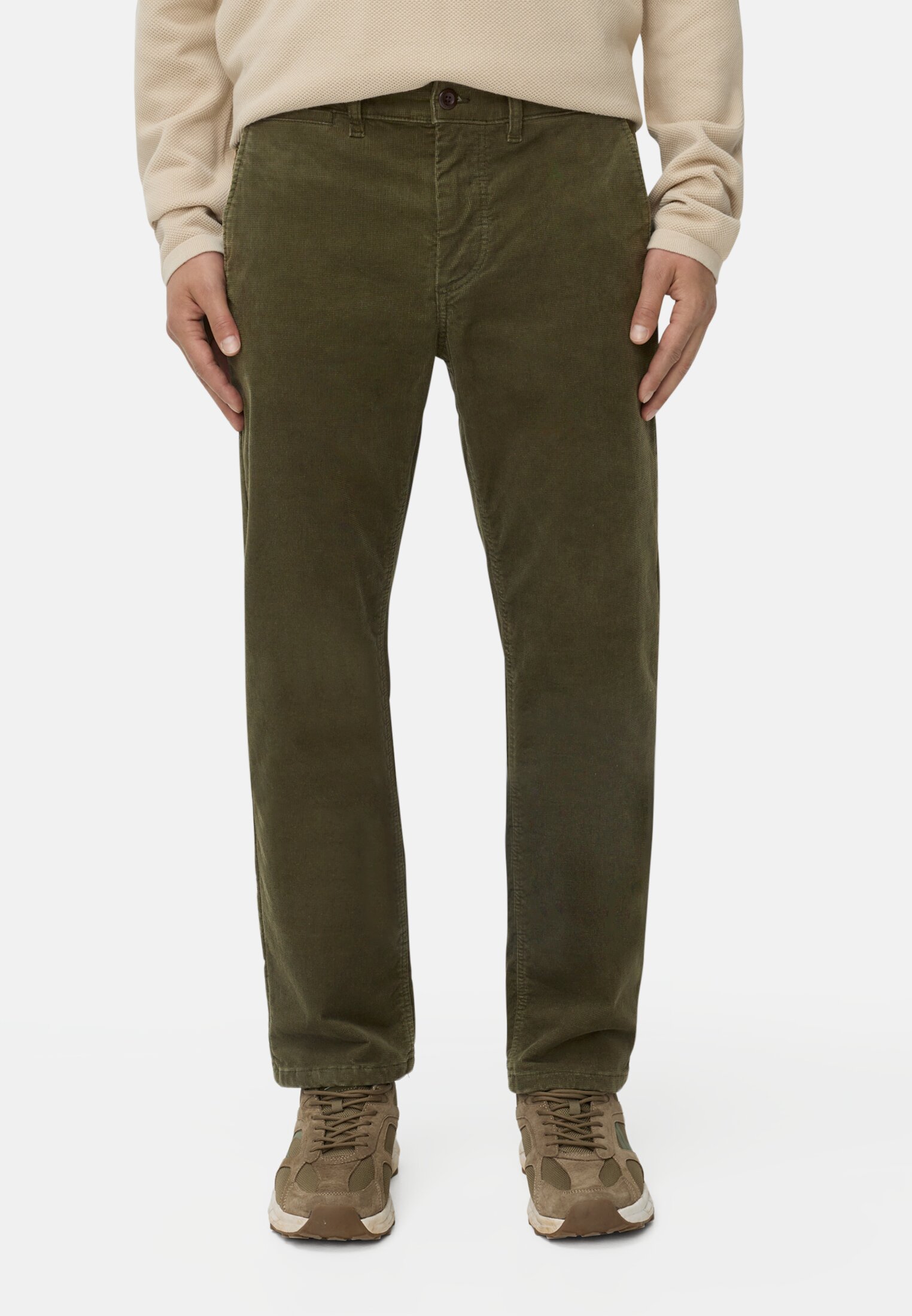 Herren Chino Thermo mit wärmeisolierender Funktion Waldgrün getragen vorn