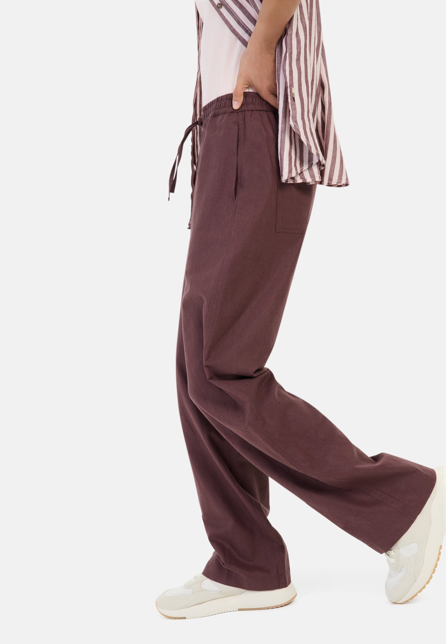 Women Relaxed fit trousers made from a linen blend Red worn emotional