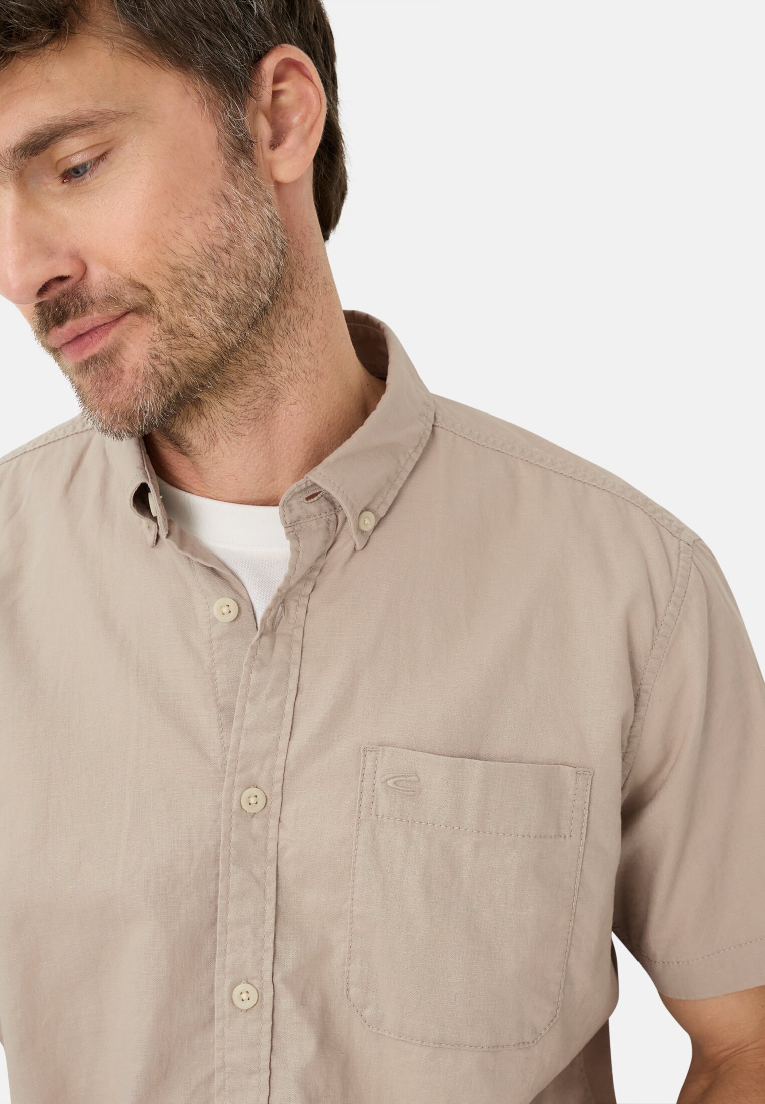 Heren Korte mouwen shirt van linnenmix Beige gedragen detail dichtbij