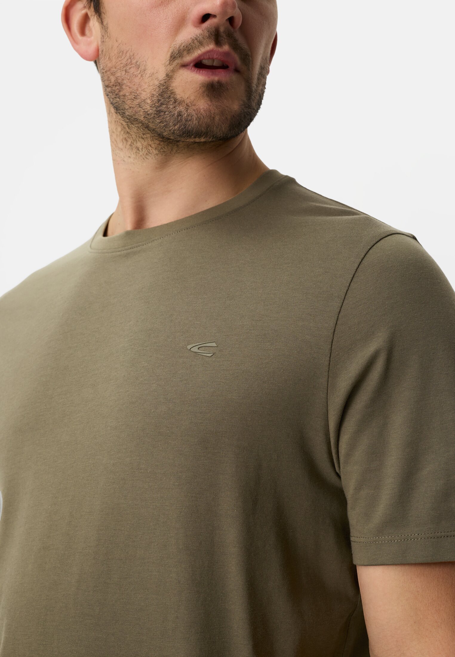 Herren fleXXXactive® T-Shirt mit Quick Dry Funktion Oliv getragen detailliert nah