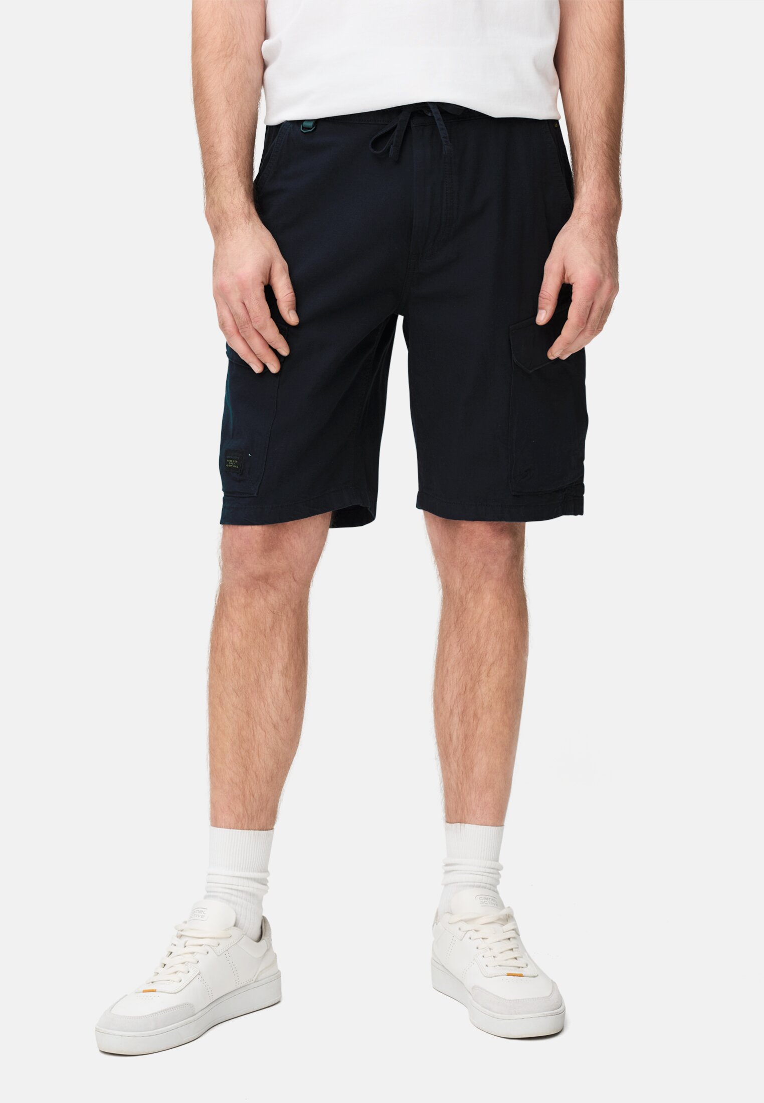 Herren Cargo Shorts mit Tunnelzug Dunkelblau getragen vorn