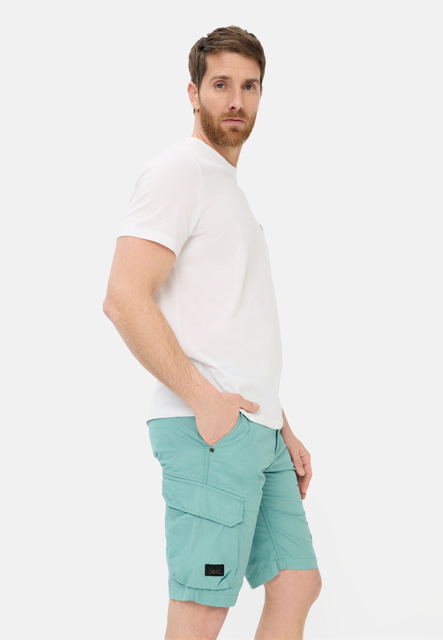 Herren Cargoshorts aus reiner Baumwolle Ozeangrün getragen emotional