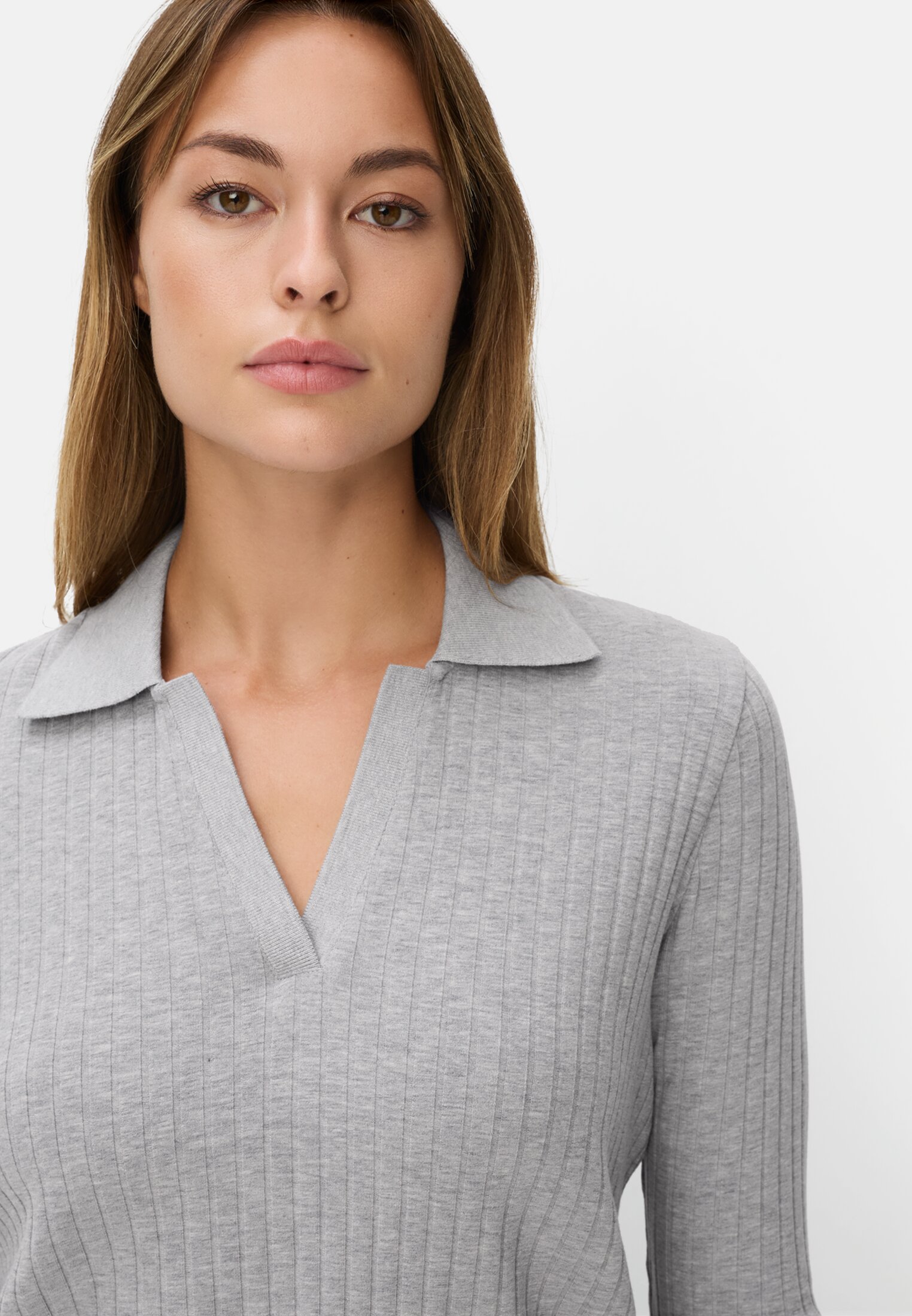 Damen Jersey-Shirt mit geripptem Kragen Grau getragen detailliert nah