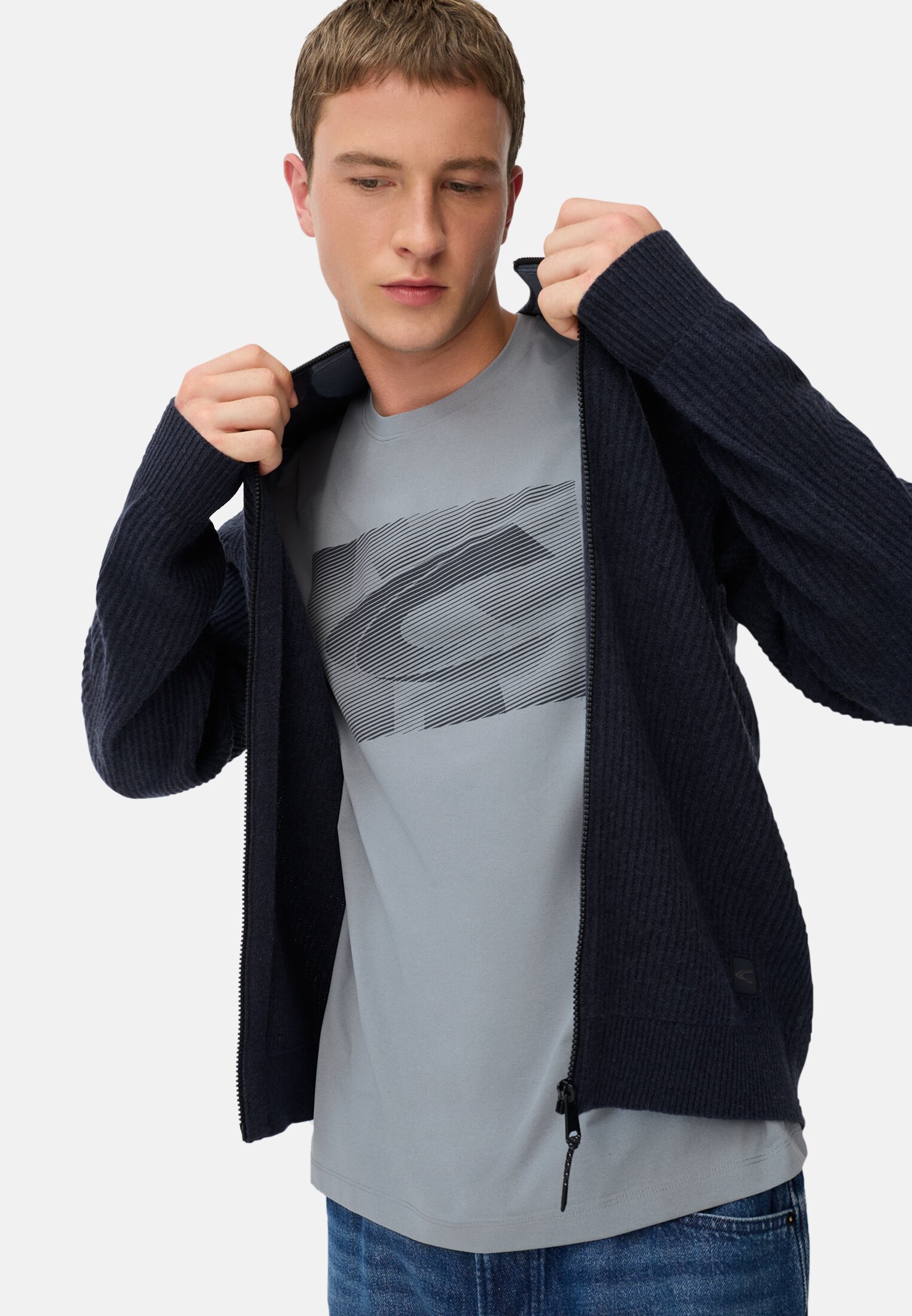 Herren T-Shirt mit Quick Dry Funktion Steinblau getragen emotional
